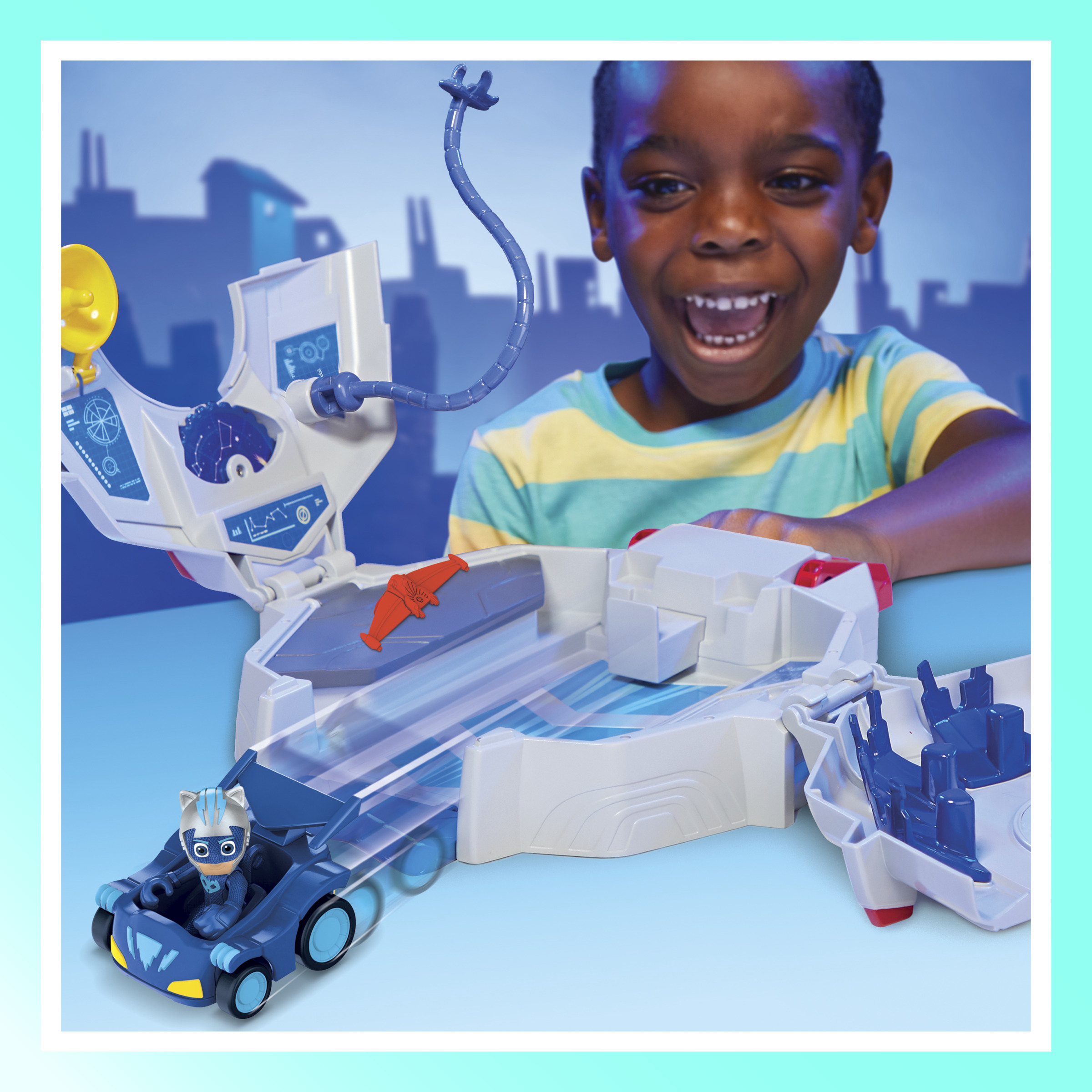Jongen lacht om een PJ Masks-speelset. Catboy-figuur in een auto. Wit en blauw thema speelset met een stadsachtergrond.