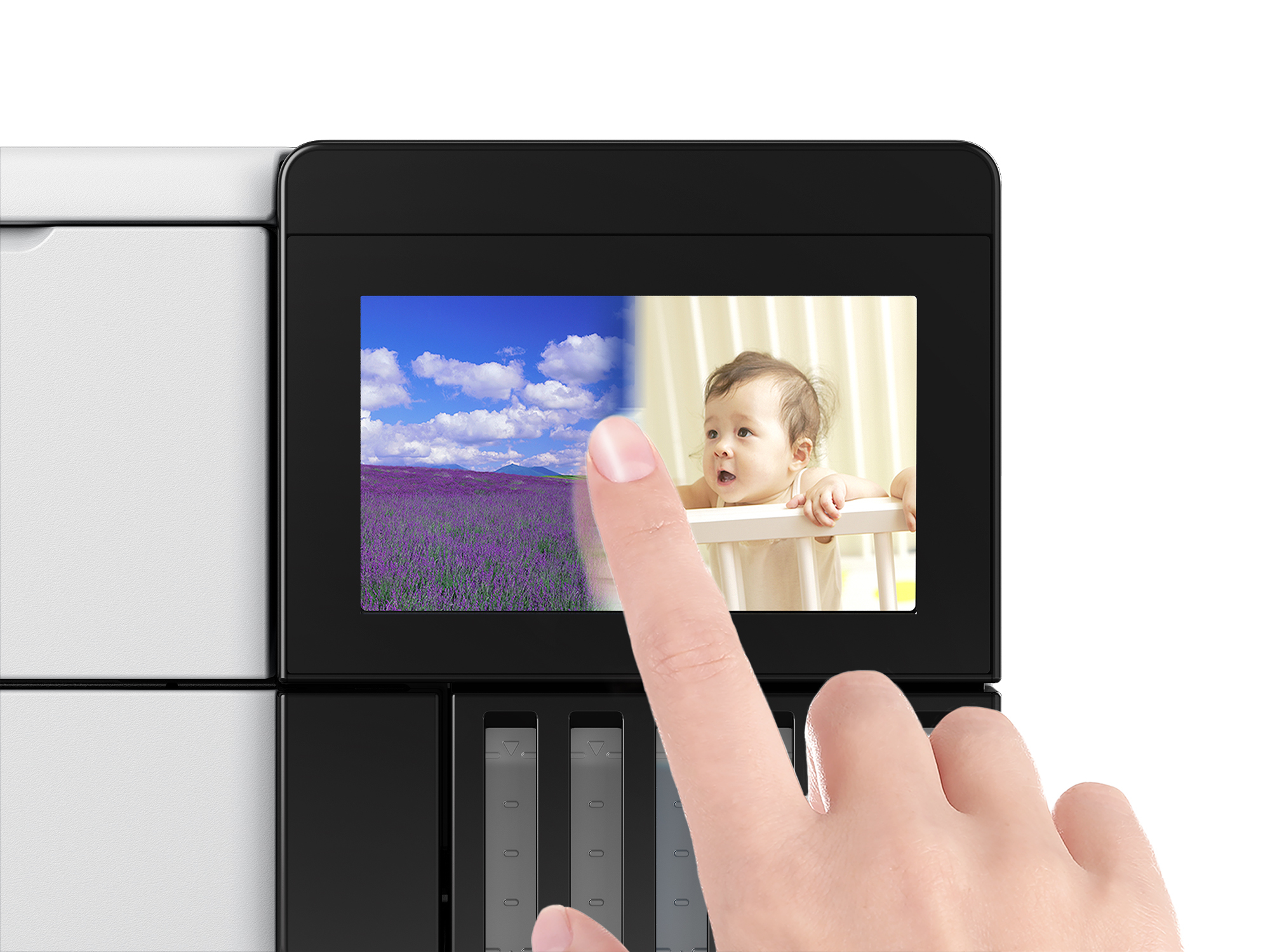 L'écran tactile de l'imprimante Epson affiche deux images, un champ de lavande et un bébé. Un doigt touche.