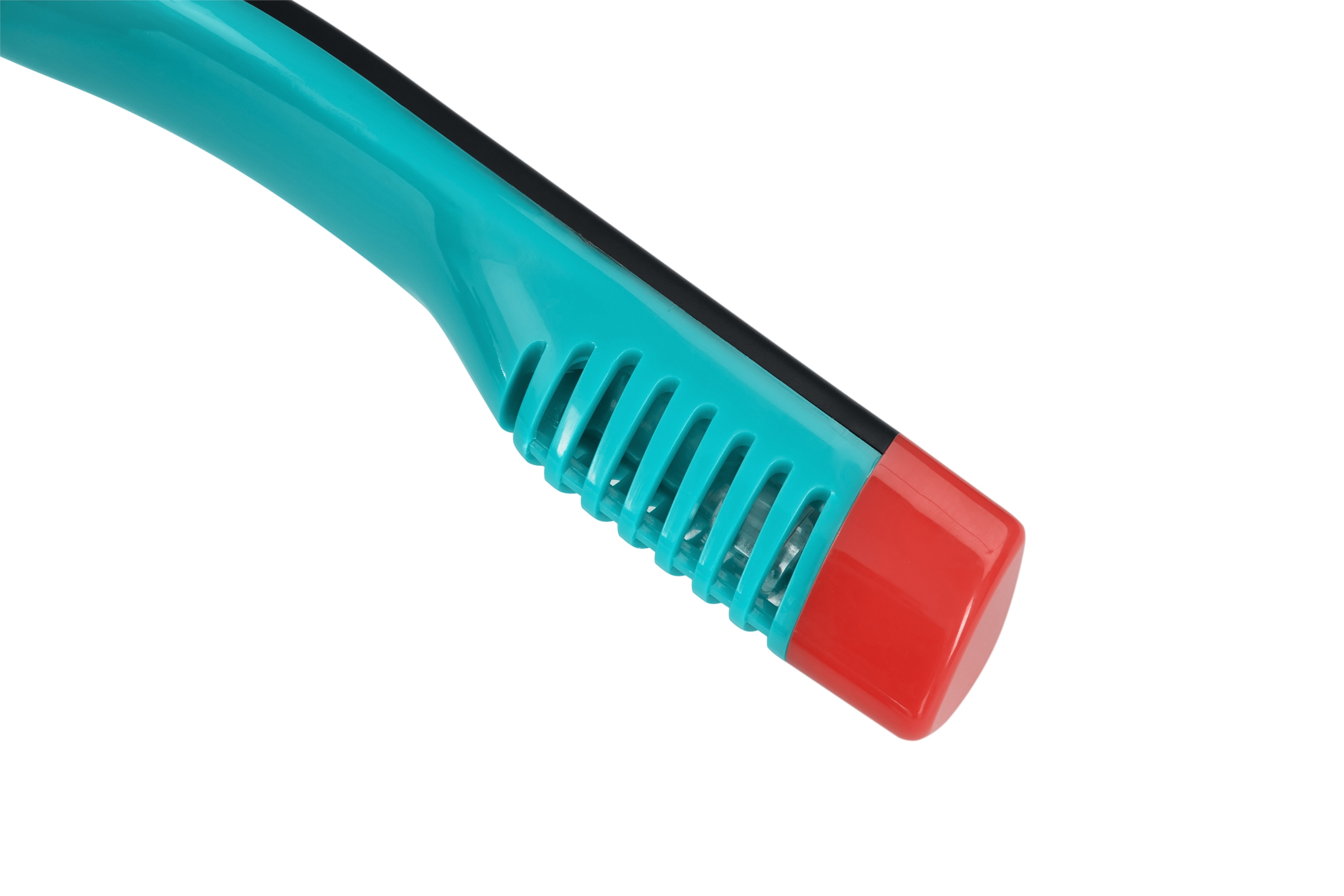 Zbliżenie turkusowego snorkela z czerwoną końcówką i czarnymi detalami.