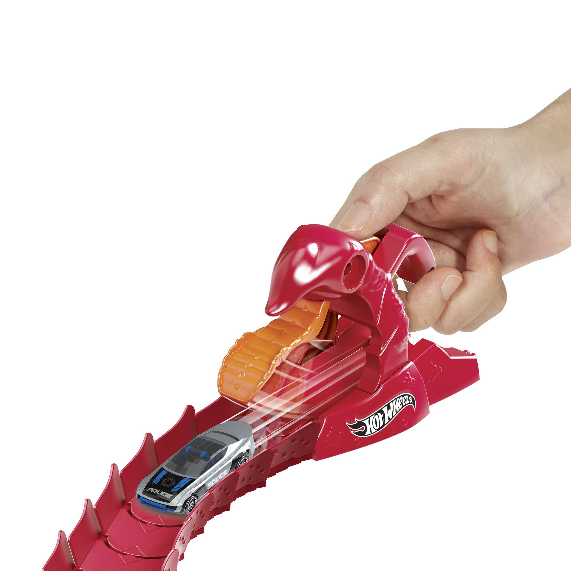 Ein Spielzeugauto rast eine rote Rennstrecke hinunter. Eine Hand schiebt das Auto vorwärts.