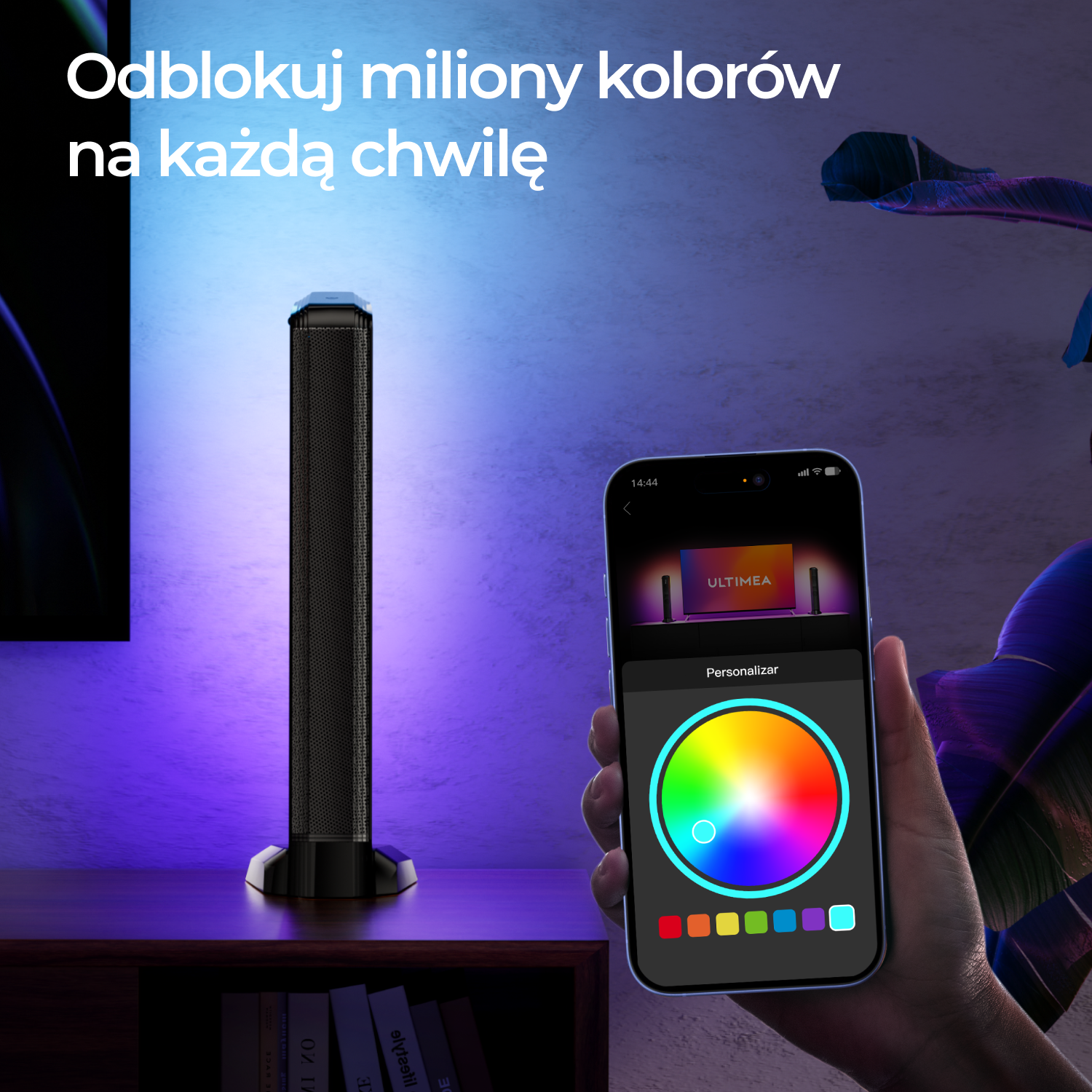 Czarny głośnik na stojaku z telefonem pokazującym opcje kolorów. Fioletowe i niebieskie tło.