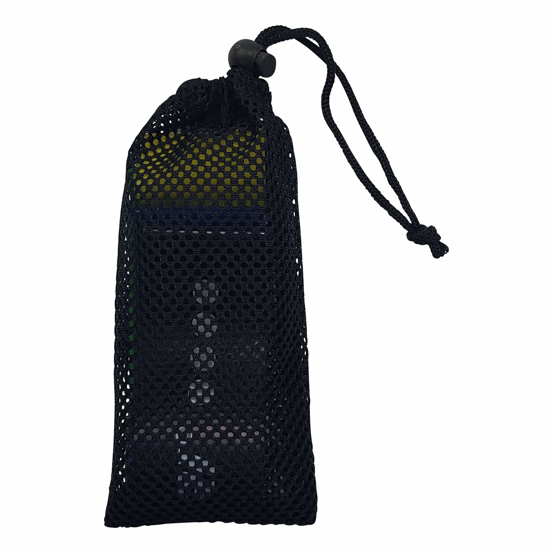 Czarna siatkowa torba zawierająca małe przedmioty. U góry znajduje się sznurek.