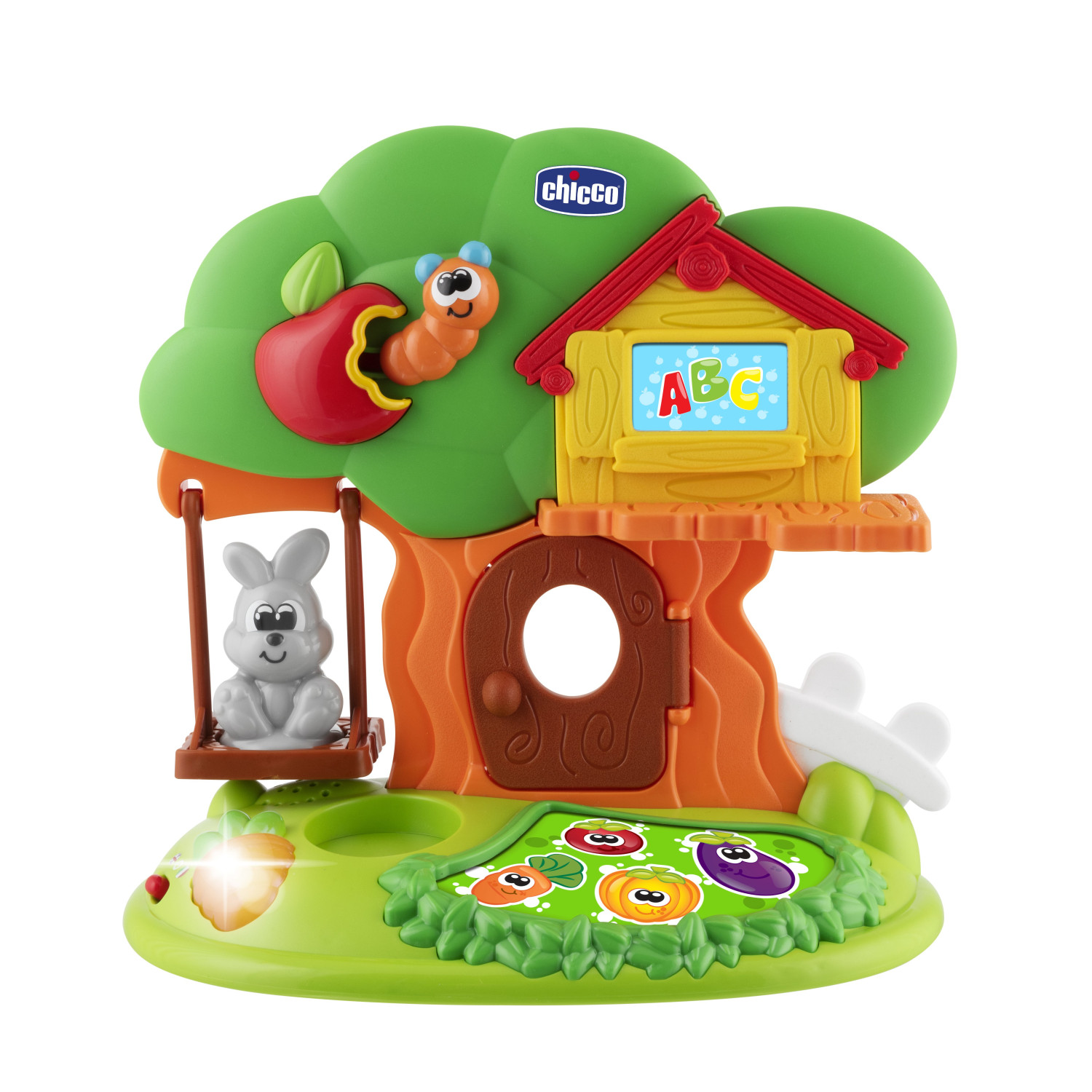 Spielzeugbaumhaus mit Hase auf einer Schaukel, einem Haus und Gemüse auf grüner Basis, auf weißem Hintergrund.