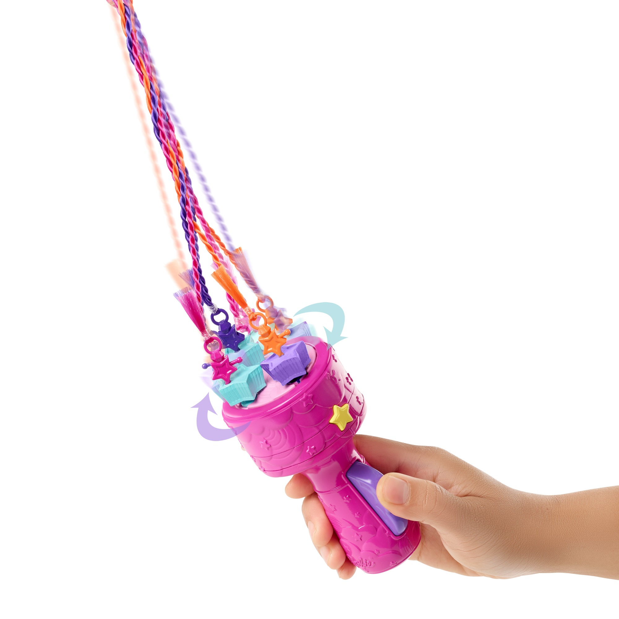 Un giocattolo rosa con manico intreccia ciocche di capelli colorati. La sfocatura del movimento mostra il movimento.