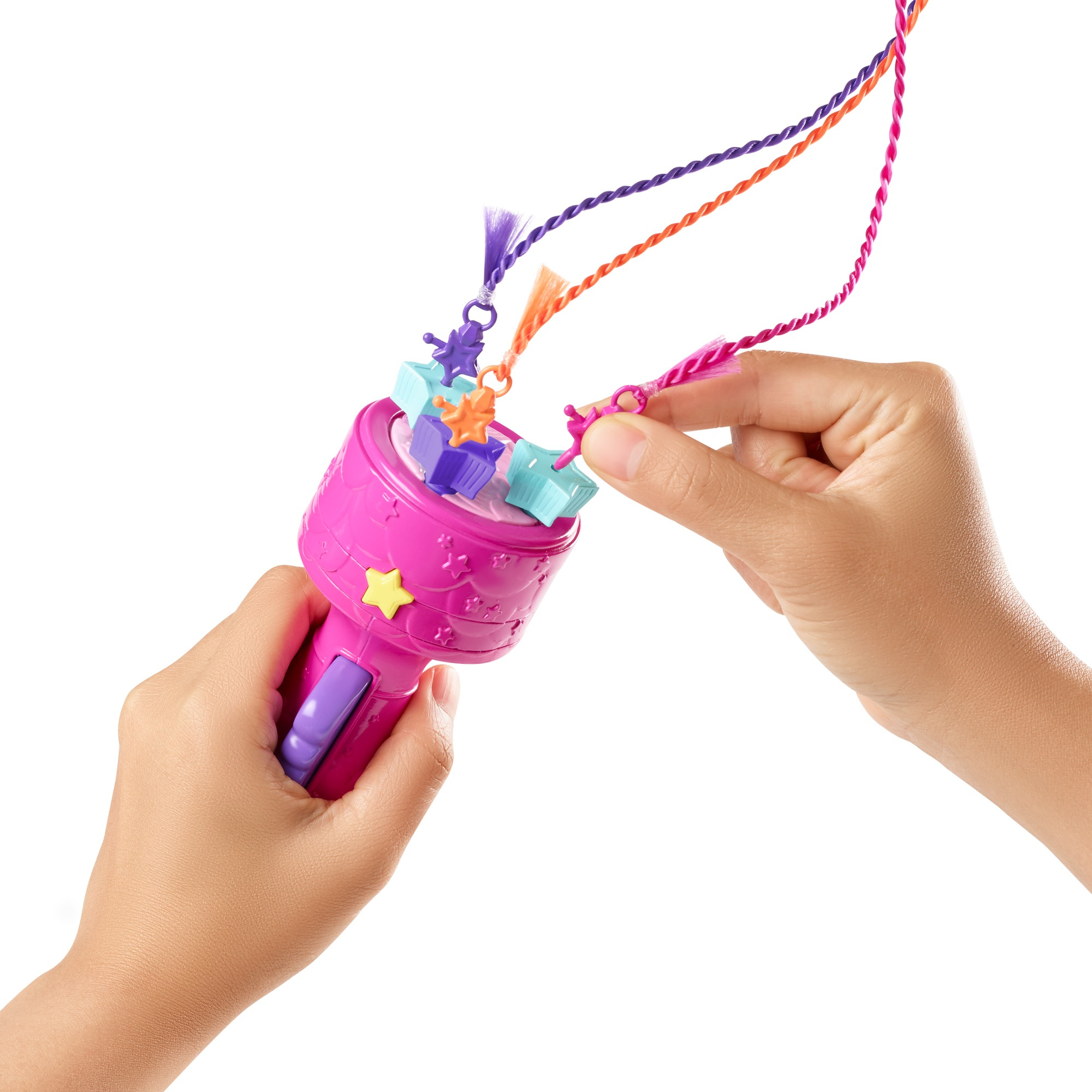 Le mani di un bambino tengono un giocattolo rosa con un manico, intrecciando ciocche di capelli colorati.