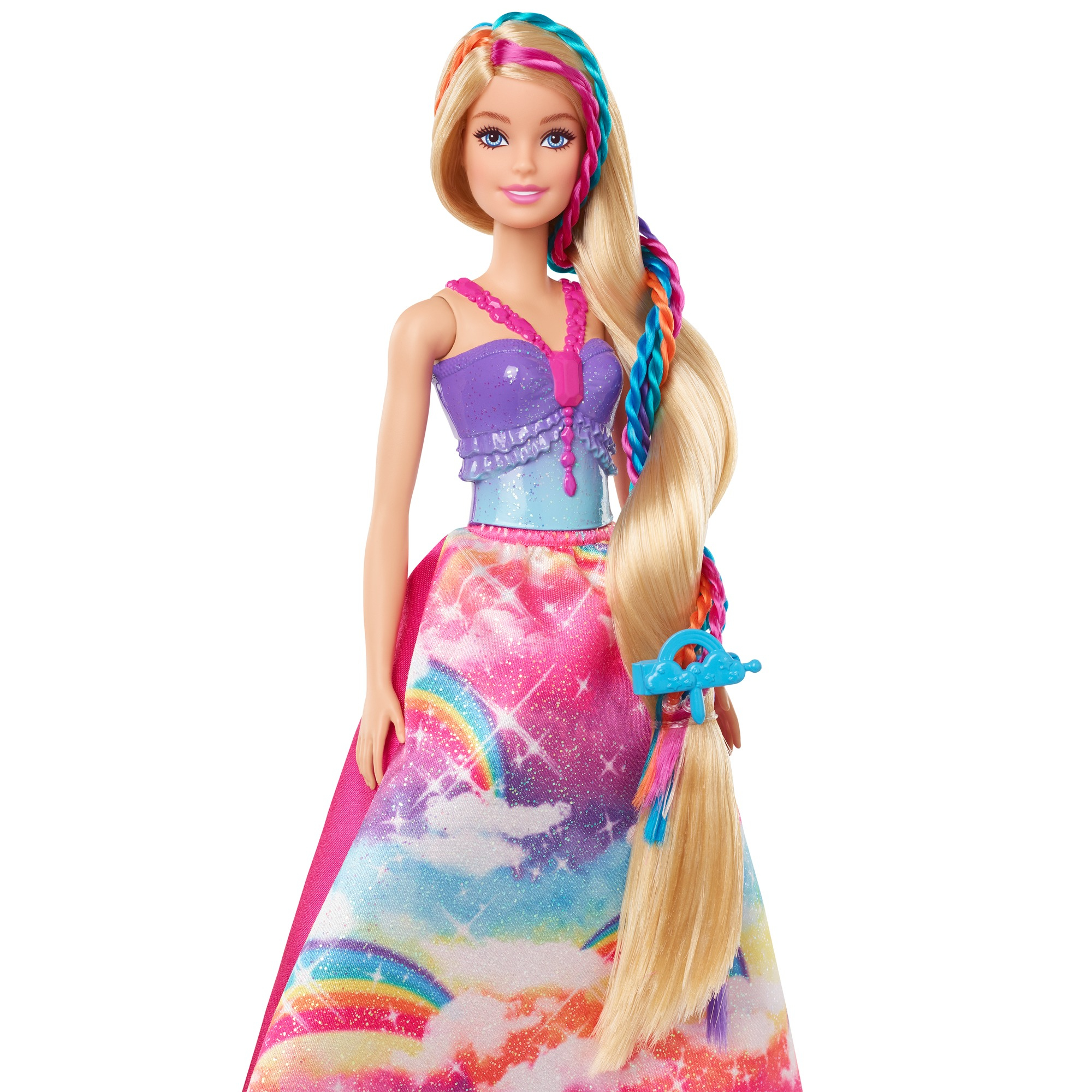 Bambola Barbie con lunghi capelli biondi acconciati con trecce colorate, che indossa un abito arcobaleno.