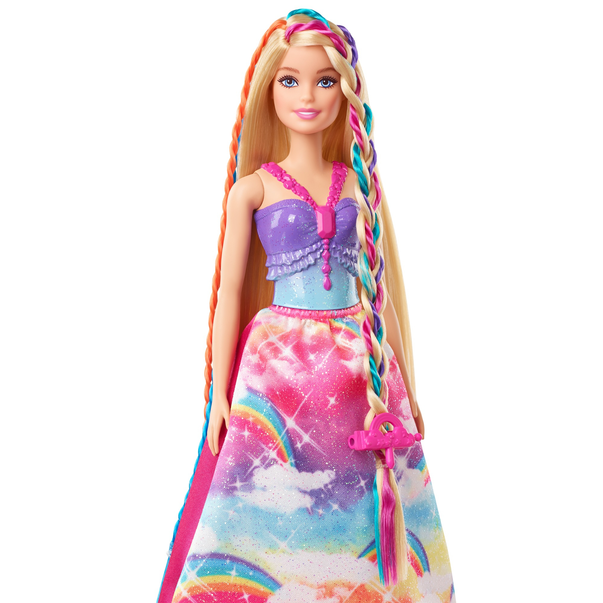 Bambola Barbie con lunghi capelli biondi acconciati con trecce colorate, che indossa un vestito arcobaleno.
