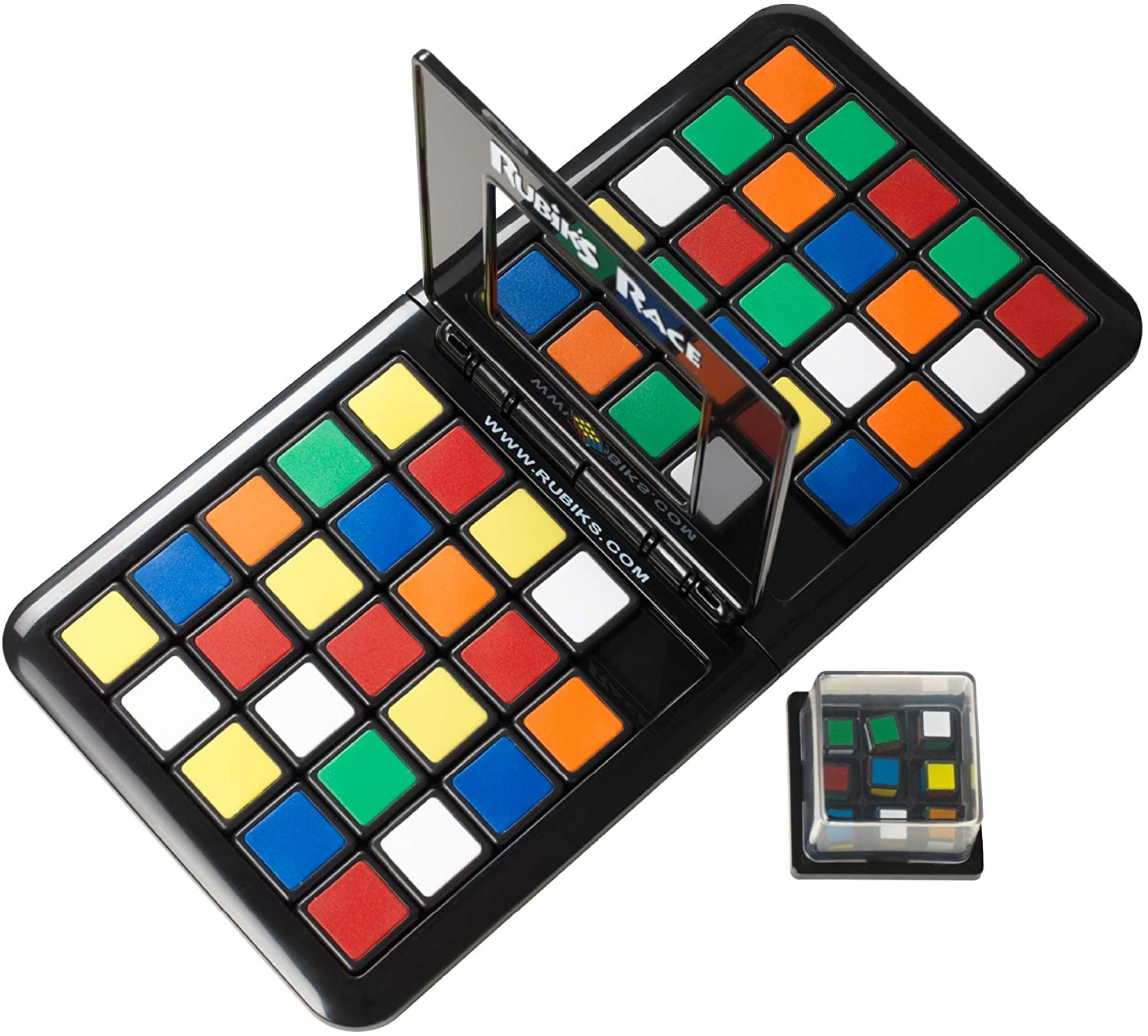 Juego Rubik's Race y un pequeño Cubo de Rubik sobre un fondo blanco.