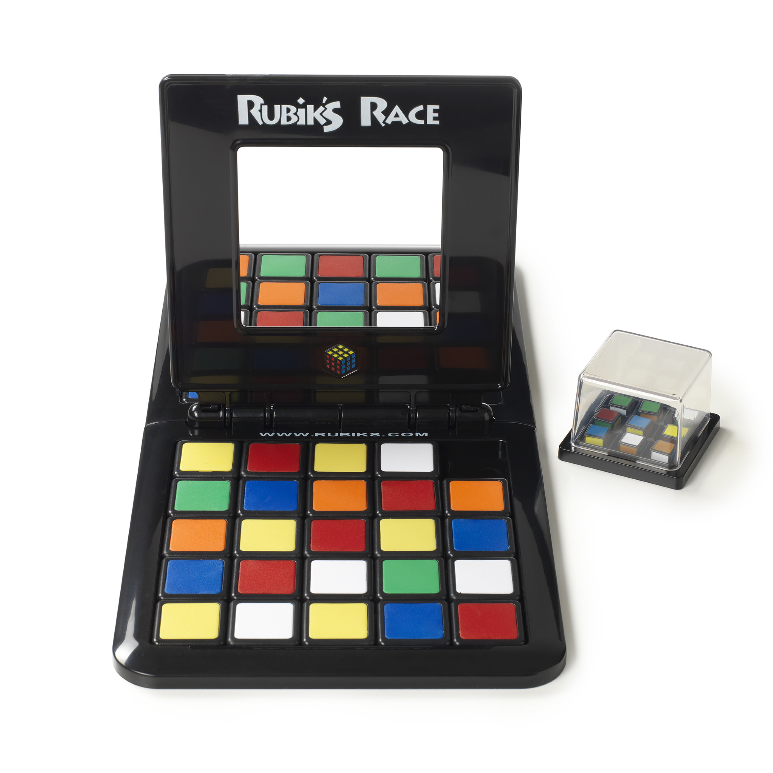 Juego Rubik's Race abierto sobre una superficie blanca, con un pequeño Cubo de Rubik al lado.