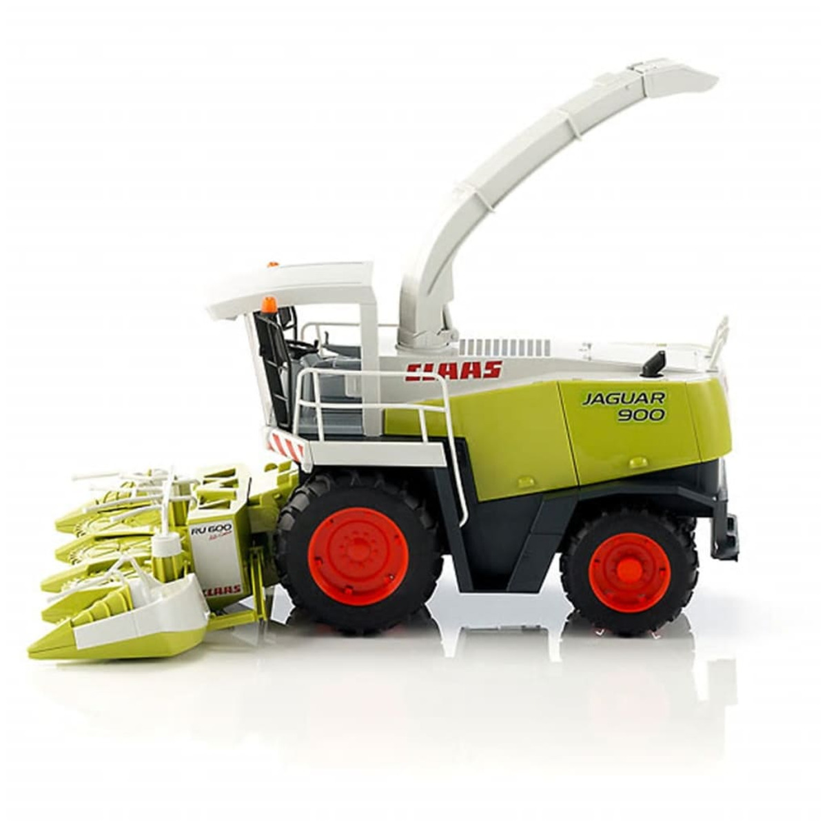 Claas Jaguar 900 zabawka. Zielono-biały korpus, czerwone koła, białe tło.