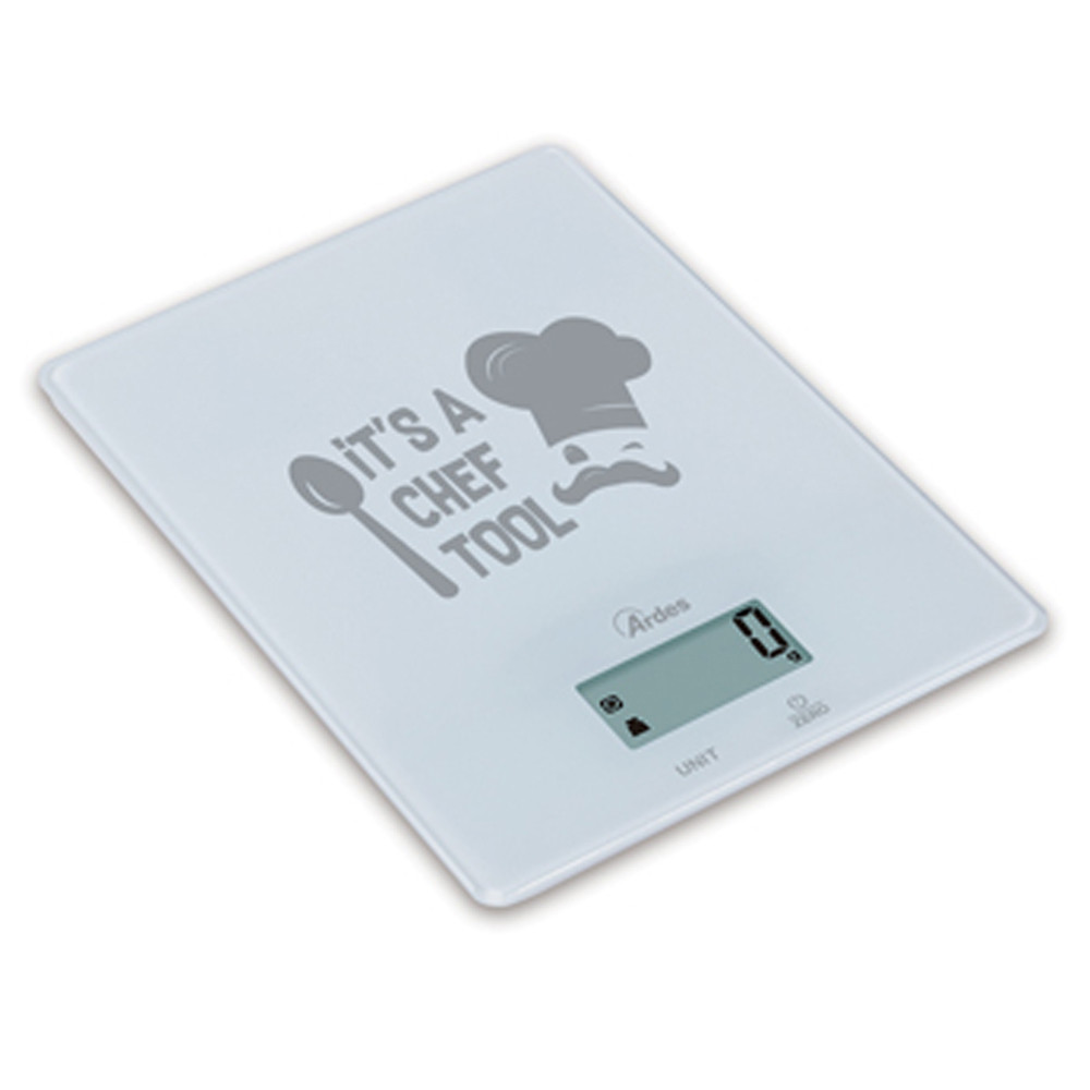 Biała cyfrowa waga kuchenna z ikoną łyżki i czapki kucharskiej oraz tekstem 'IT'S A CHEF TOOL'.