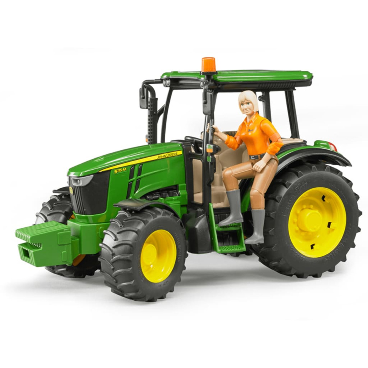Zielony traktor John Deere z kobietą na siedzeniu kierowcy. Traktor stoi na białym tle.