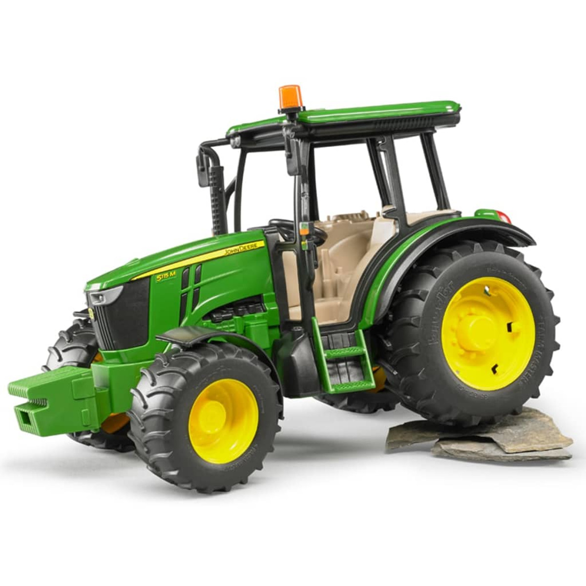 Zielony traktor John Deere zabawka z żółtymi kołami na białym tle.