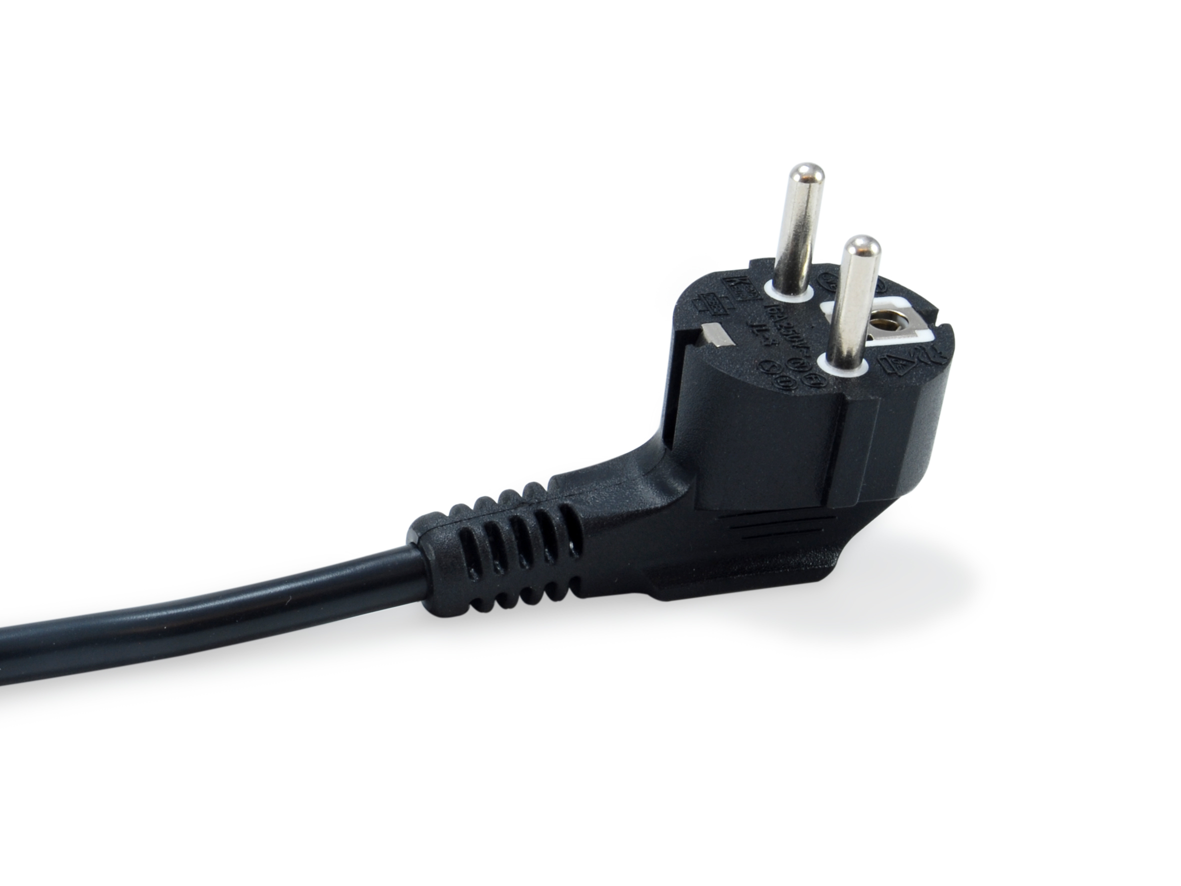 Schwarzer Netzstecker mit Kabel. Weißer Hintergrund.