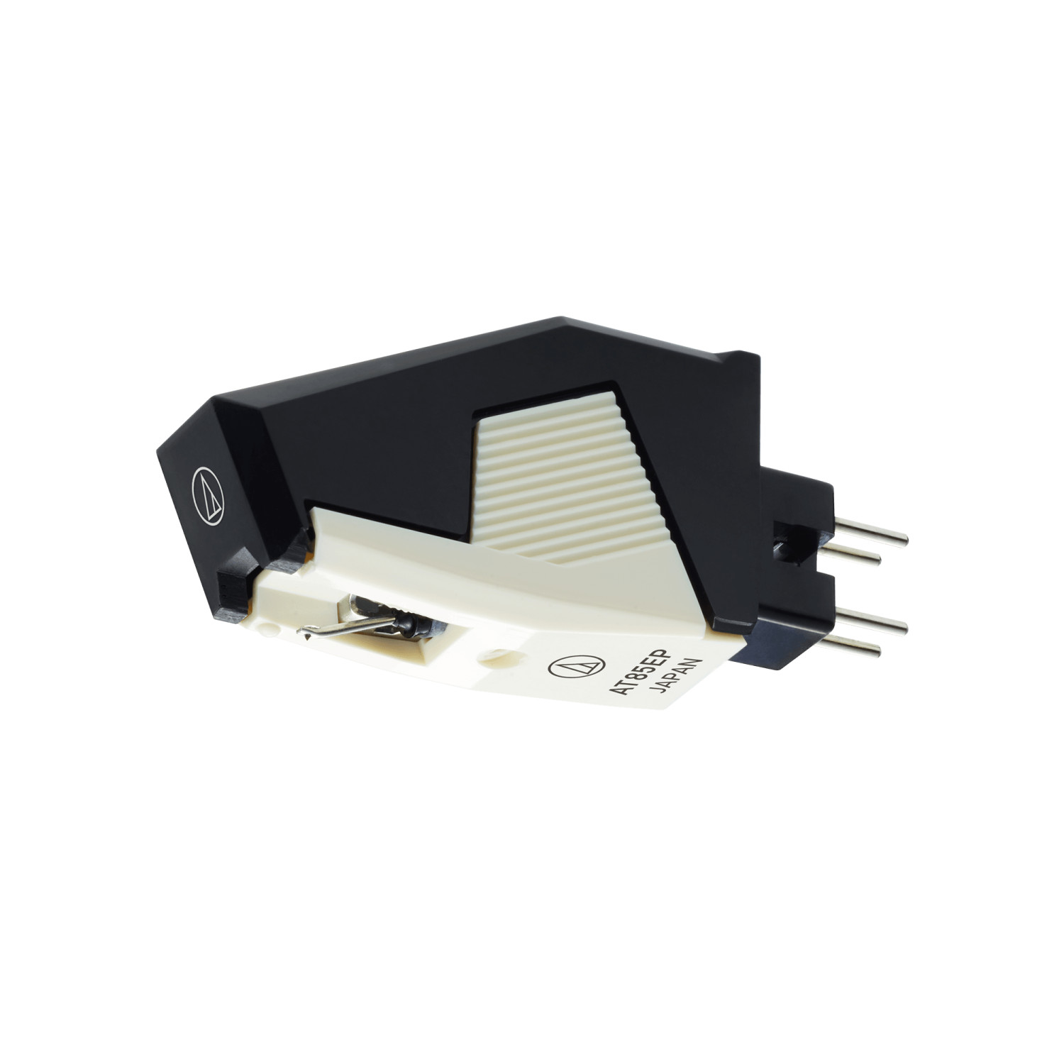 Een zwart-witte audiocartridgekop met een stylus, naar rechts gekanteld, met een witte achtergrond.