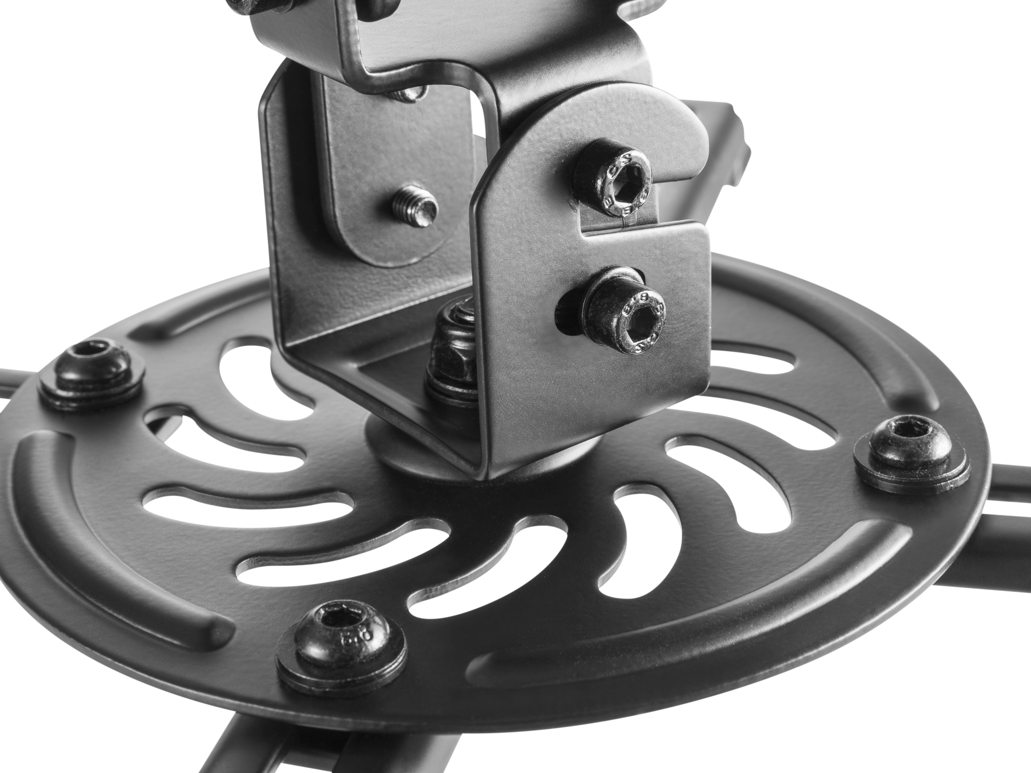 Zbliżenie czarnego uchwytu projektora ze śrubami. Uchwyt znajduje się na białym tle.