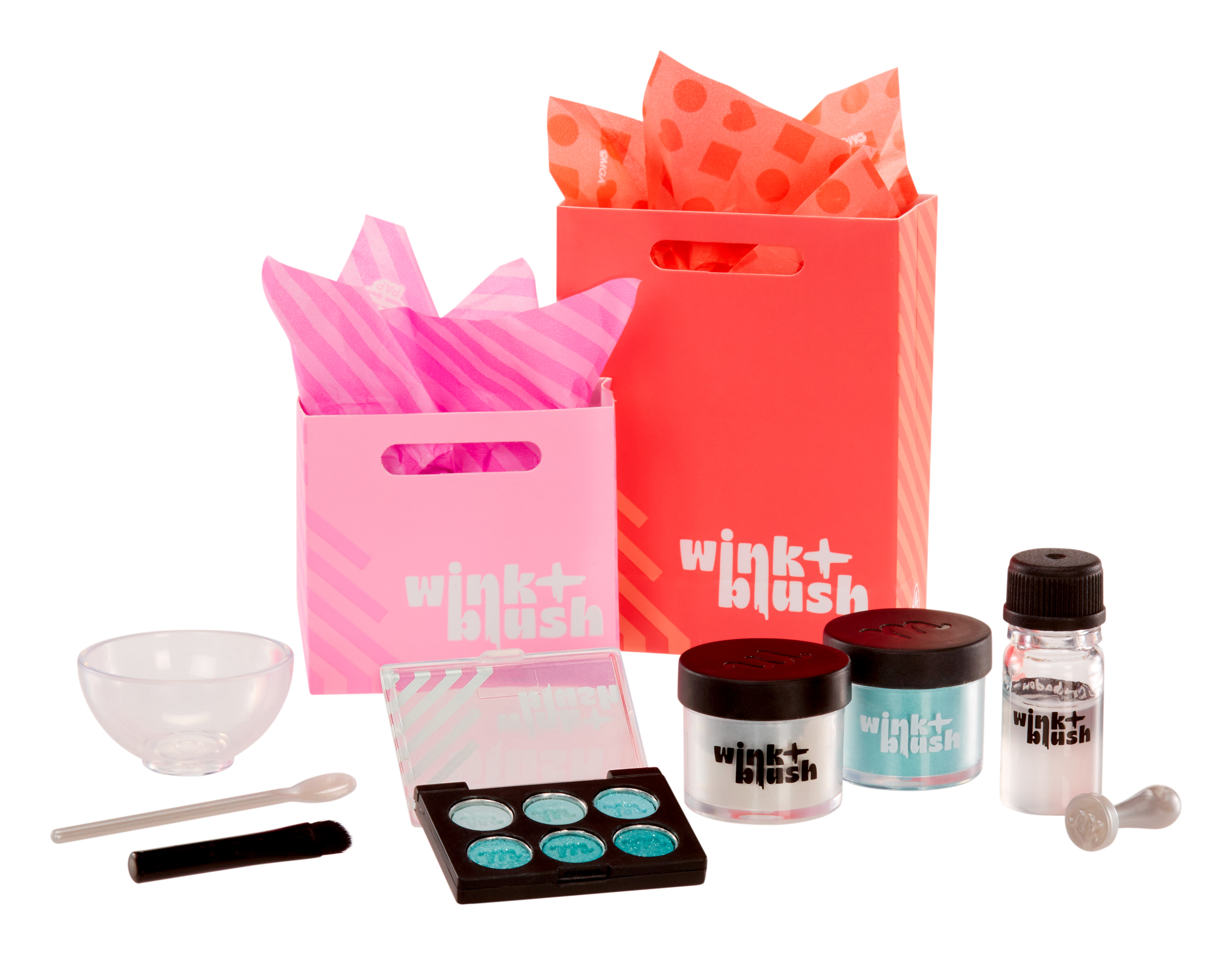 Zestaw do makijażu z cieniami do powiek, pędzlami i różowymi torbami. Tło jest białe.