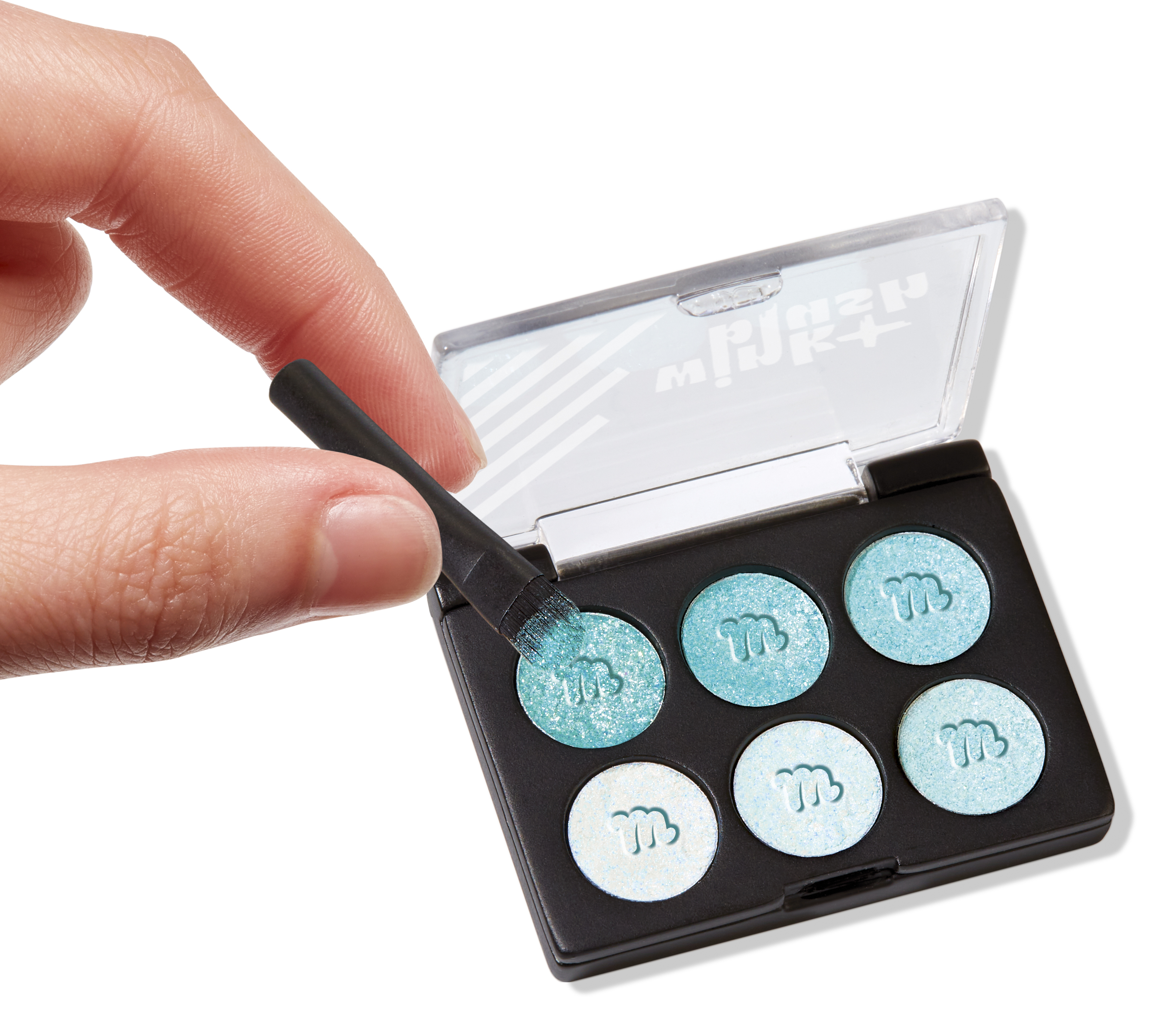 Ręka trzyma pędzel nad małą czarną paletą do makijażu z sześcioma jasnoniebieskimi cieniami do powiek.