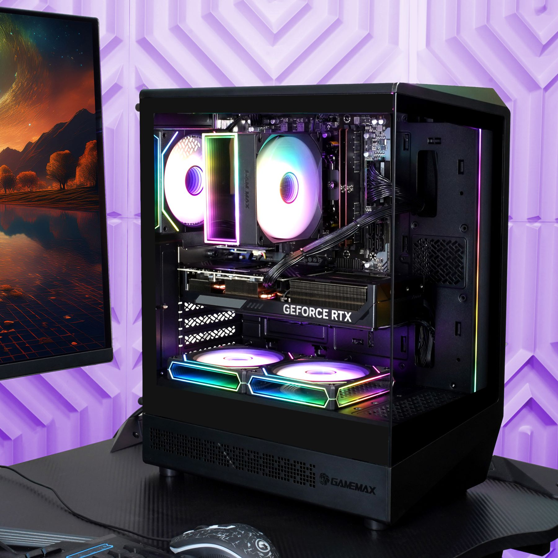 Gaming-PC mit Komponenten im Inneren, auf einem Schreibtisch. Der Hintergrund ist eine lila strukturierte Wand.