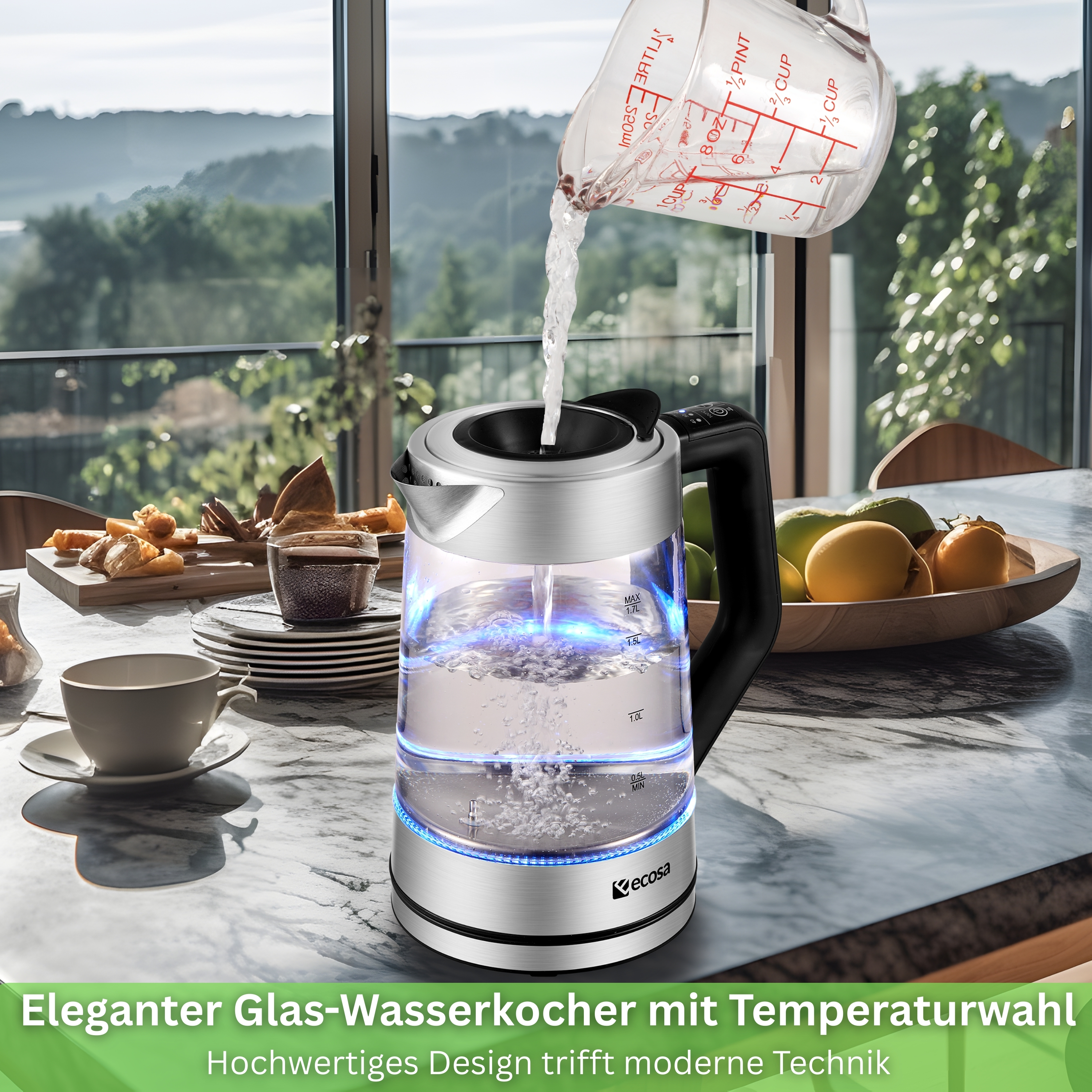 Ein elektrischer Glaskessel mit Wasser, das gegossen wird, und eine Tischdekoration.