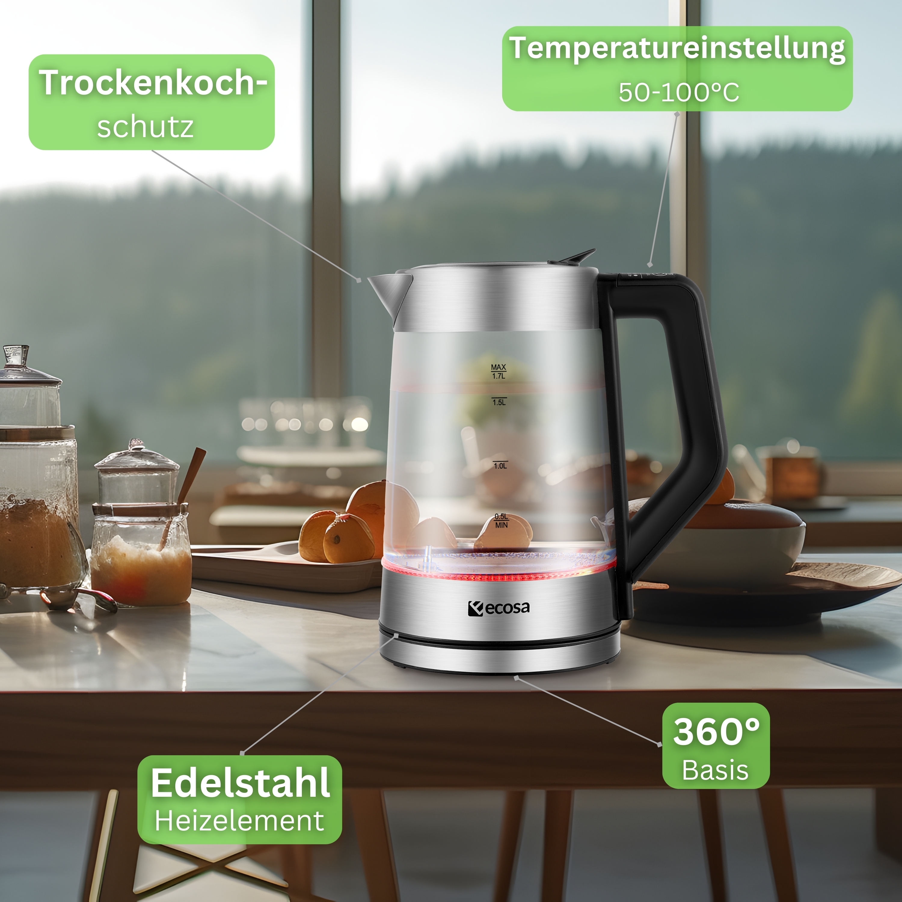 Ein elektrischer Glaskessel mit Etiketten auf einem Tisch. Andere Gegenstände auch auf dem Tisch.