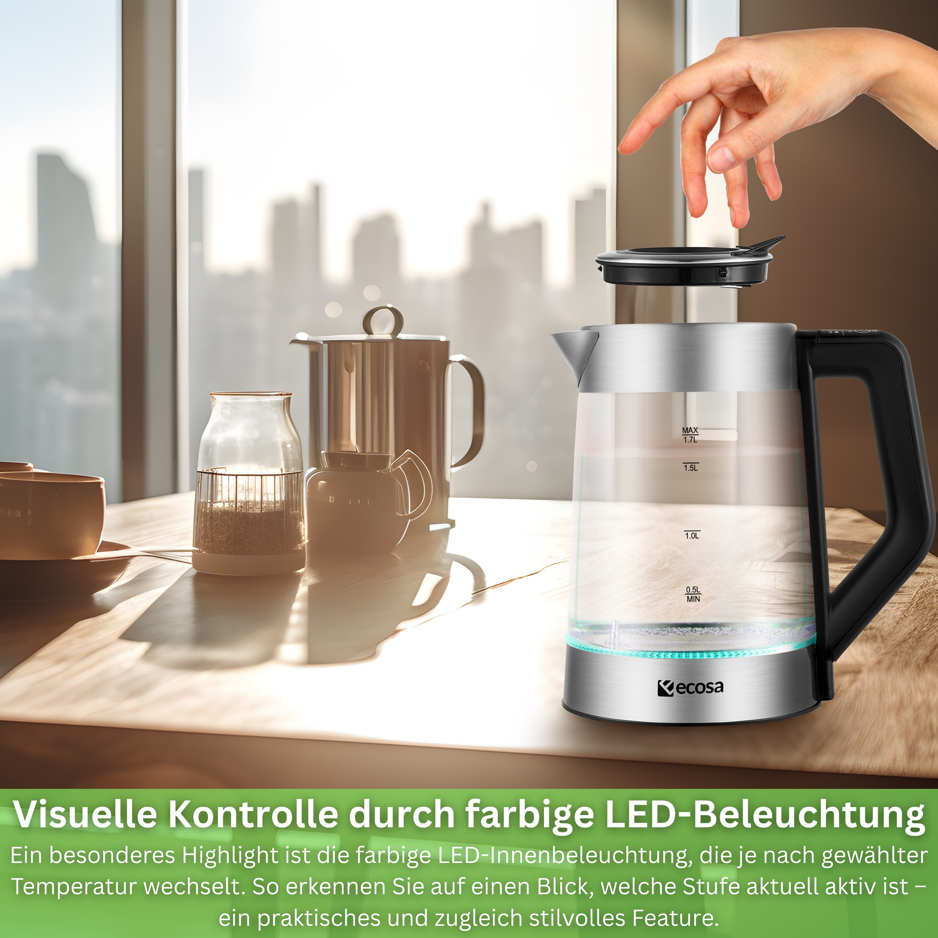 Elektrischer Glaskessel mit schwarzem Griff. Hand berührt den Deckel, Stadtbild im Hintergrund.