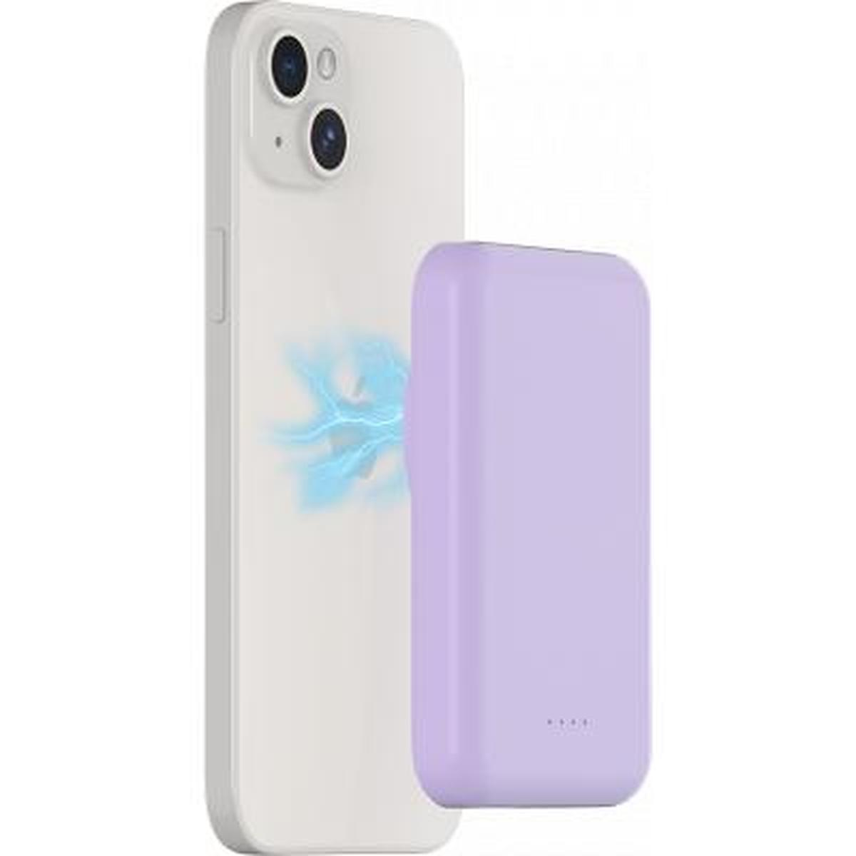 Un iPhone 14 con un cargador inalámbrico lila adjunto en la parte trasera.