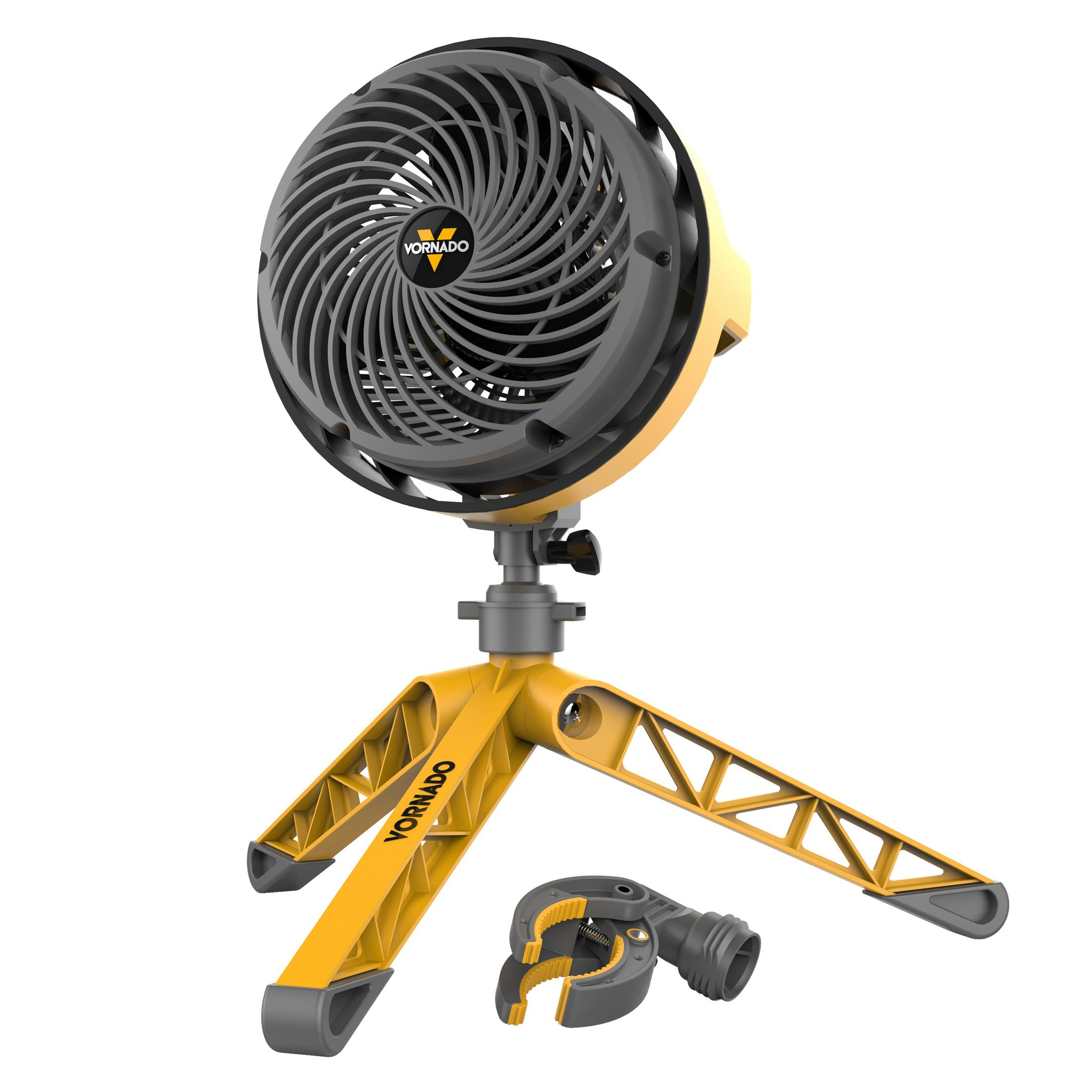 Gelb-grauer Vornado-Ventilator auf einem Stativständer mit Klemmenaufsatz.