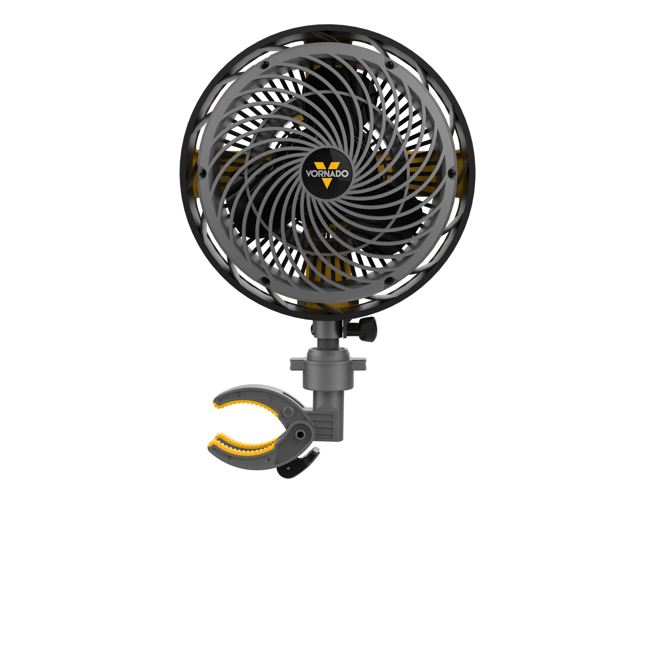 Ventilator mit Klemme, schwarzer Käfig, gelbe Akzente. Weißer Hintergrund.