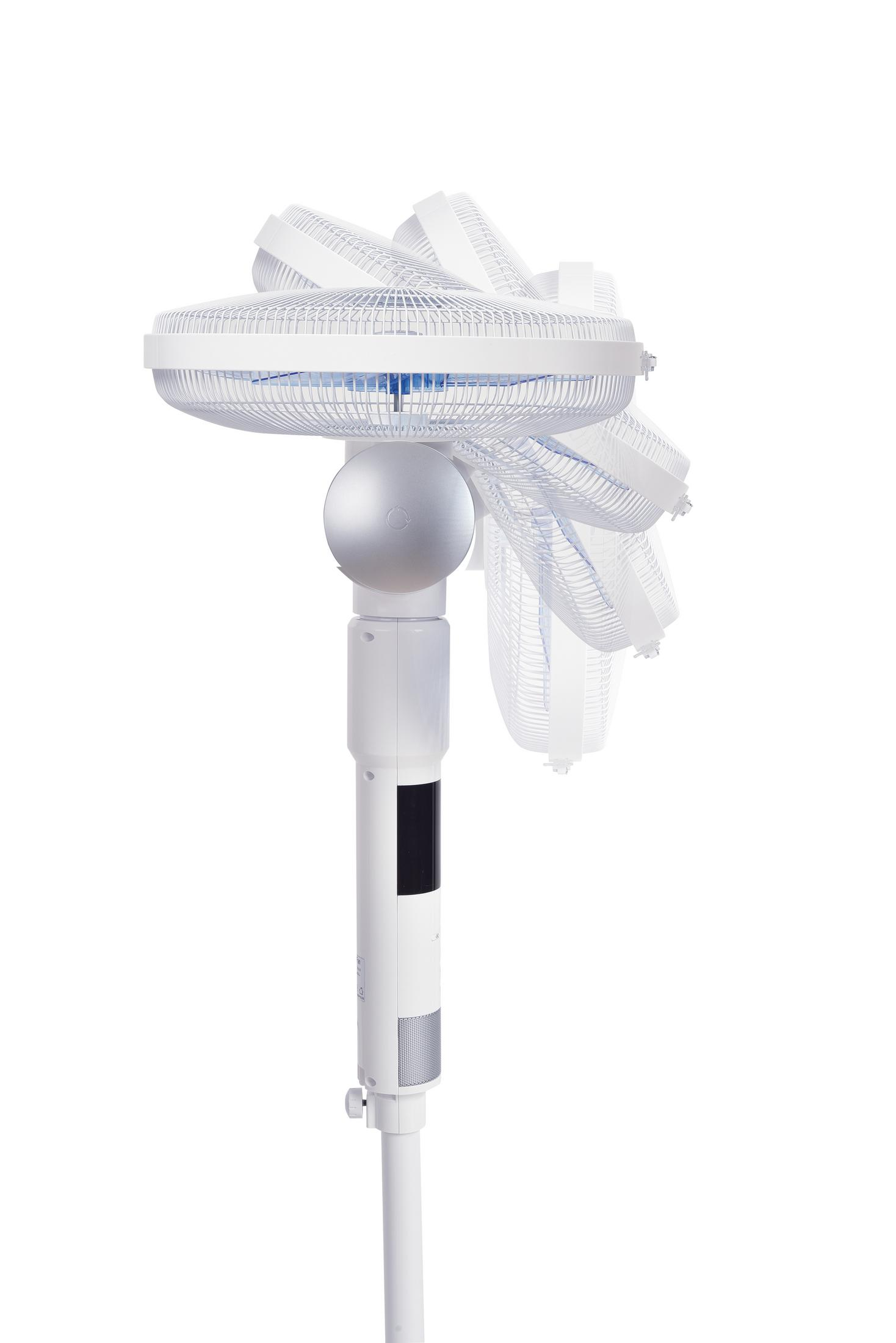 Ventilatore bianco con vari angoli di regolazione. Le pale del ventilatore sono visibili. Il ventilatore è angolato.