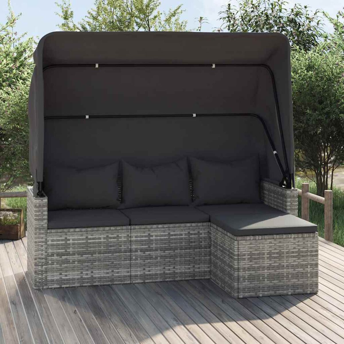 Graues Rattan-Sofa mit Baldachin. Drei Kissen und ein Beistelltisch rechts sind sichtbar.