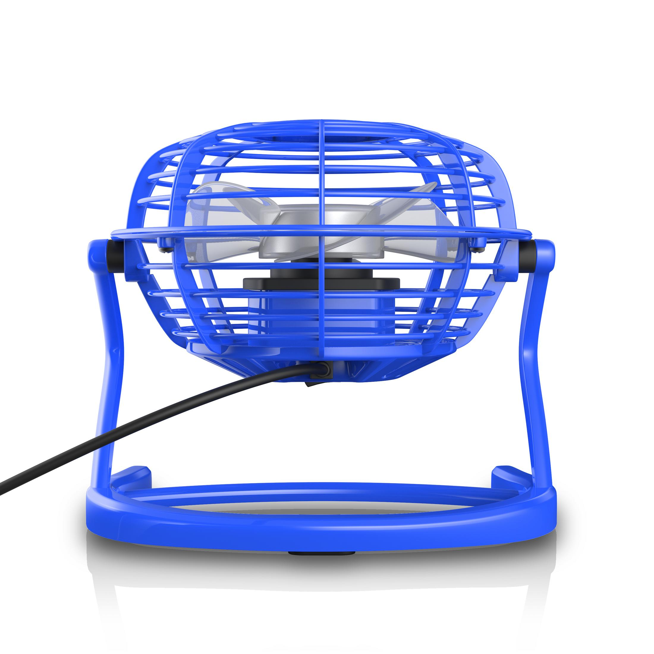 Ein blauer Schreibtischventilator mit Schutzgitter und schwarzem Netzkabel. Der Ventilator steht auf weißem Untergrund.