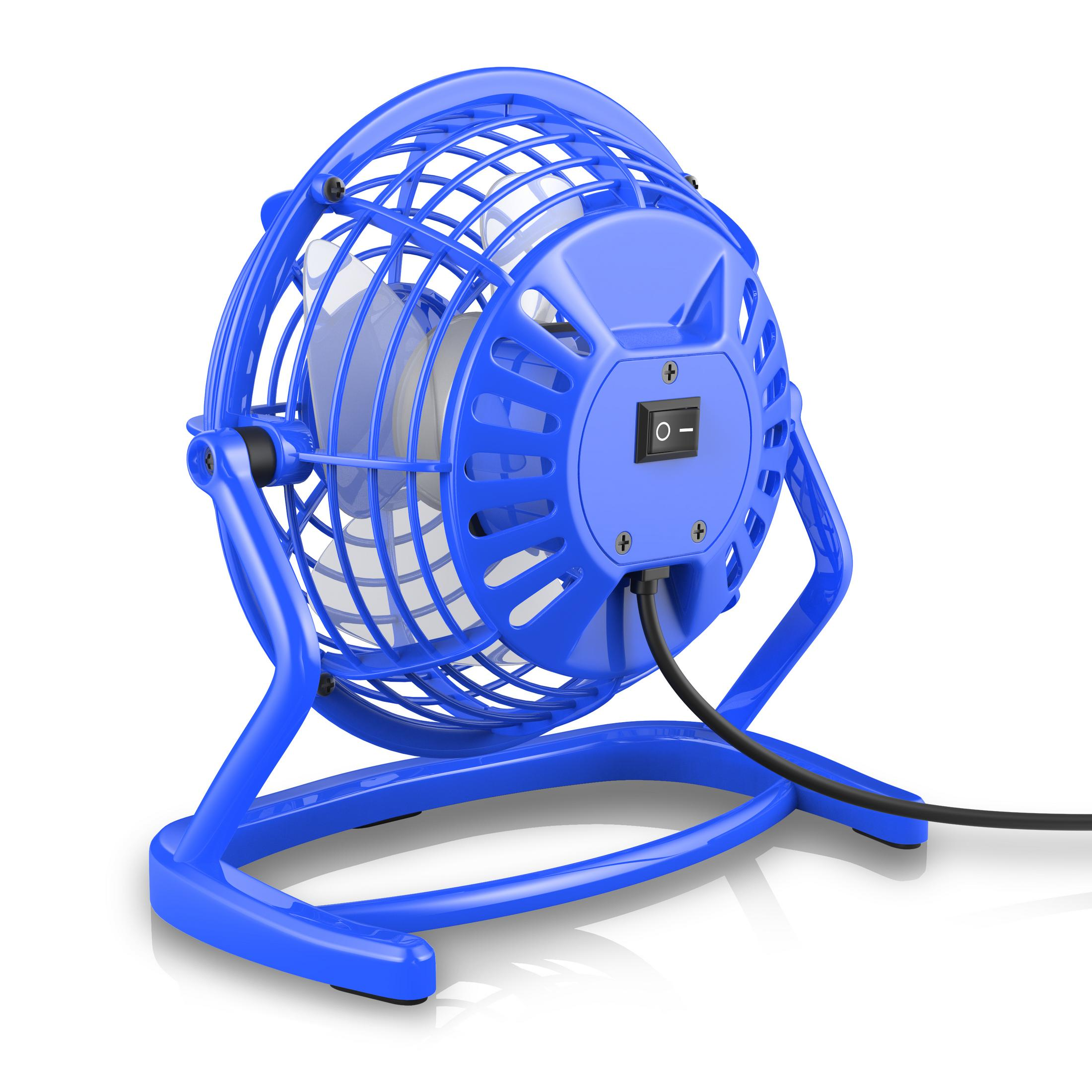 Ein blauer Schreibtischventilator mit Schutzgitter. Er hat einen schwarzen Netzschalter und ein schwarzes Netzkabel.
