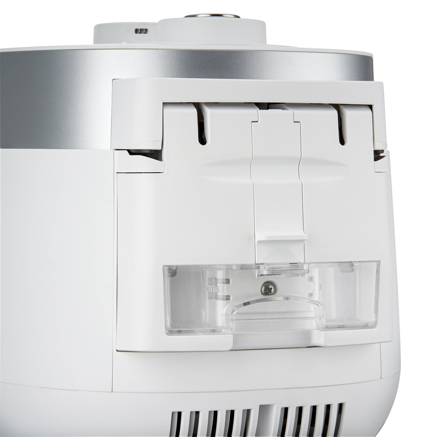 Nahaufnahme der Rückseite eines weißen Reiskochers. Enthält Wasserreservoir und eine Entlüftung.