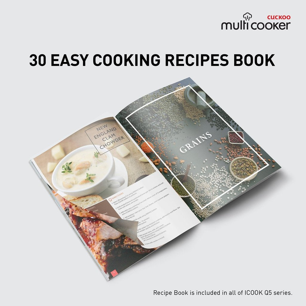 Offenes Rezeptbuch mit Rezept für New England Clam Chowder. Getreide und Suppenschüssel sichtbar.