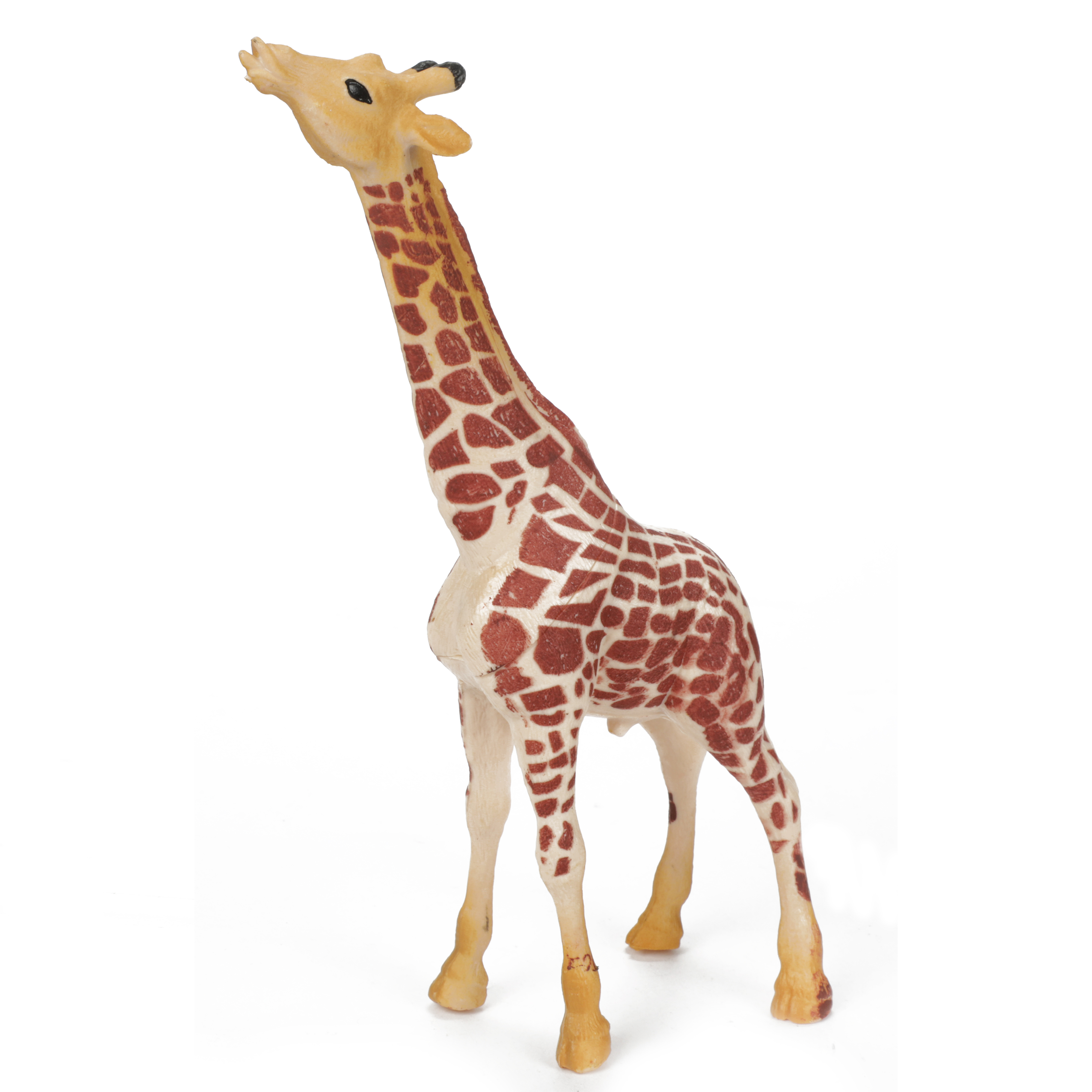 Ein Spielzeug-Giraffe steht auf weißem Untergrund, Kopf und Hals erhoben. Es hat braune Flecken und gelbe Hufe.