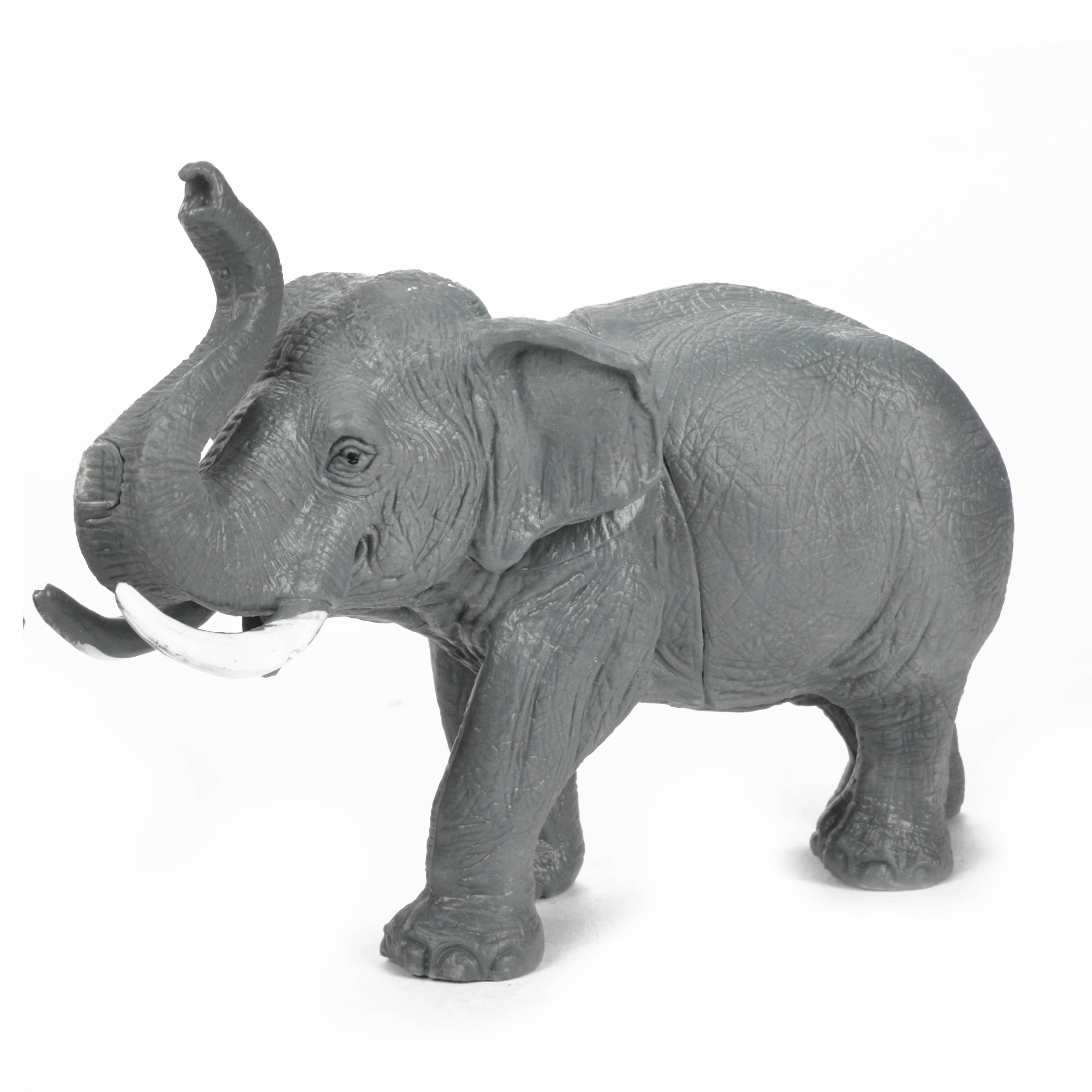 Ein grauer Spielzeug-Elefant steht vor weißem Hintergrund. Es hat weiße Stoßzähne und einen erhobenen Rüssel.