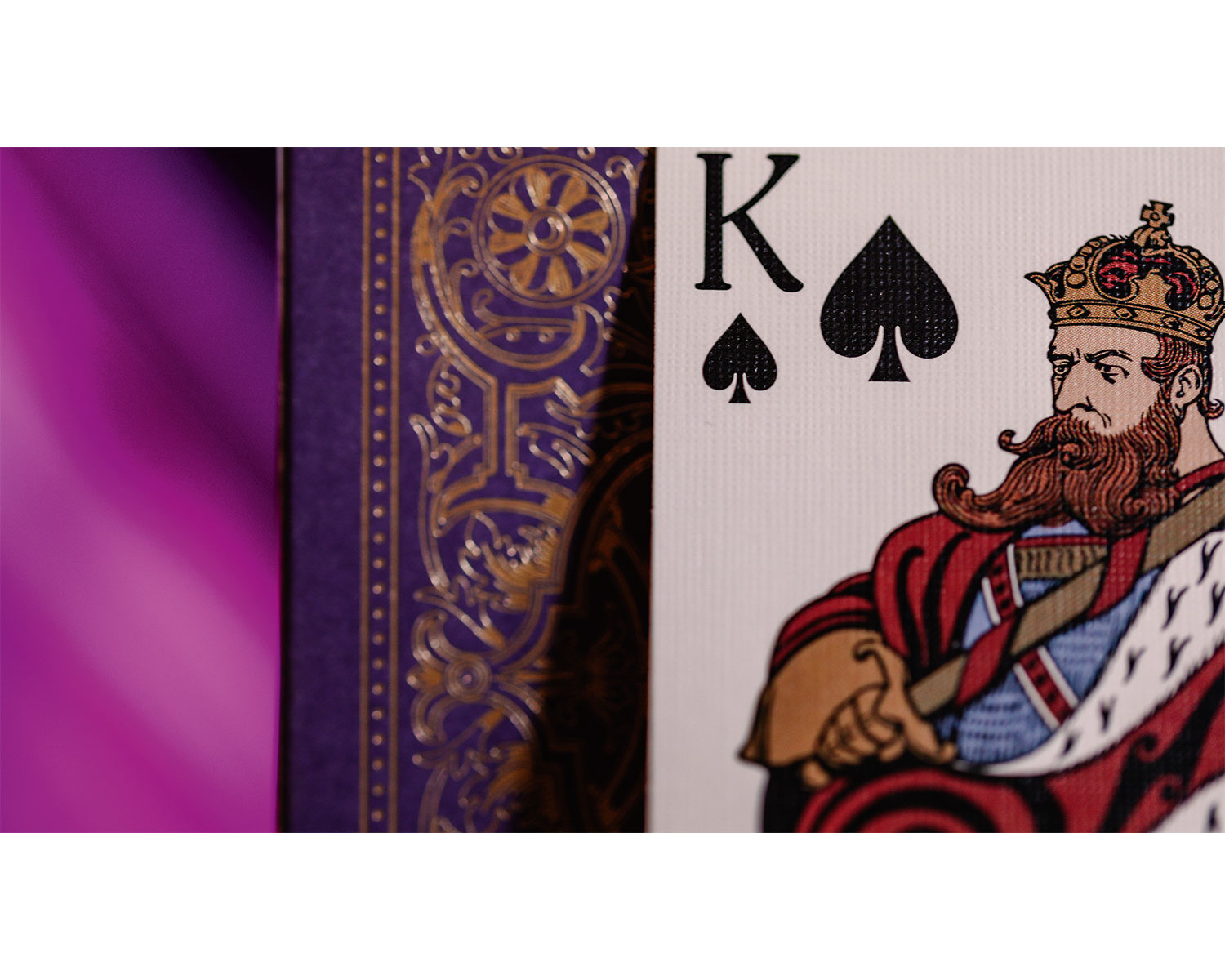 Ein König Pik Spielkarte aus dem Bicycle Marquis Deck, Nahaufnahme.