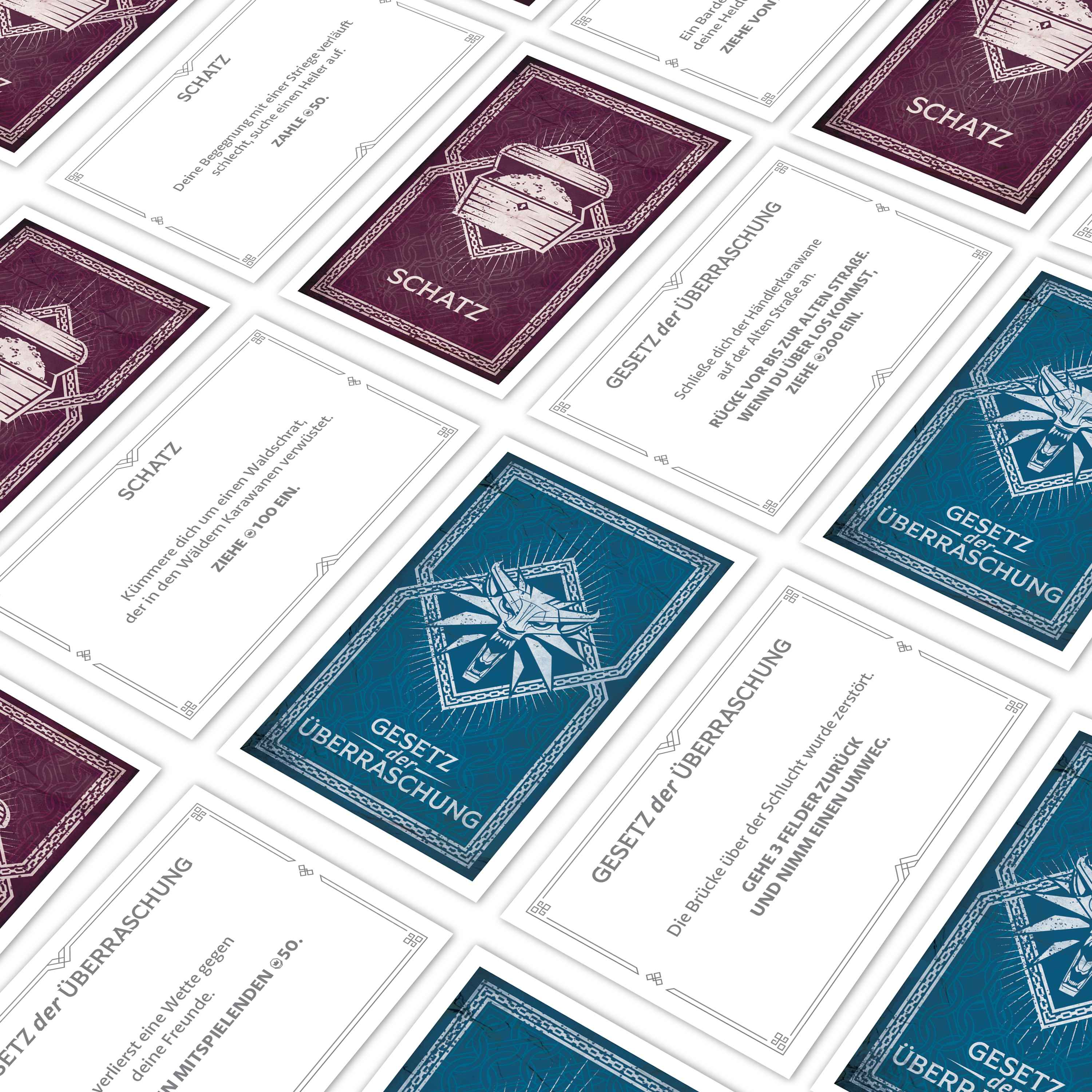 Karten mit Text liegen verstreut auf weißem Untergrund. Die Karten haben verschiedene Farben und Texte.