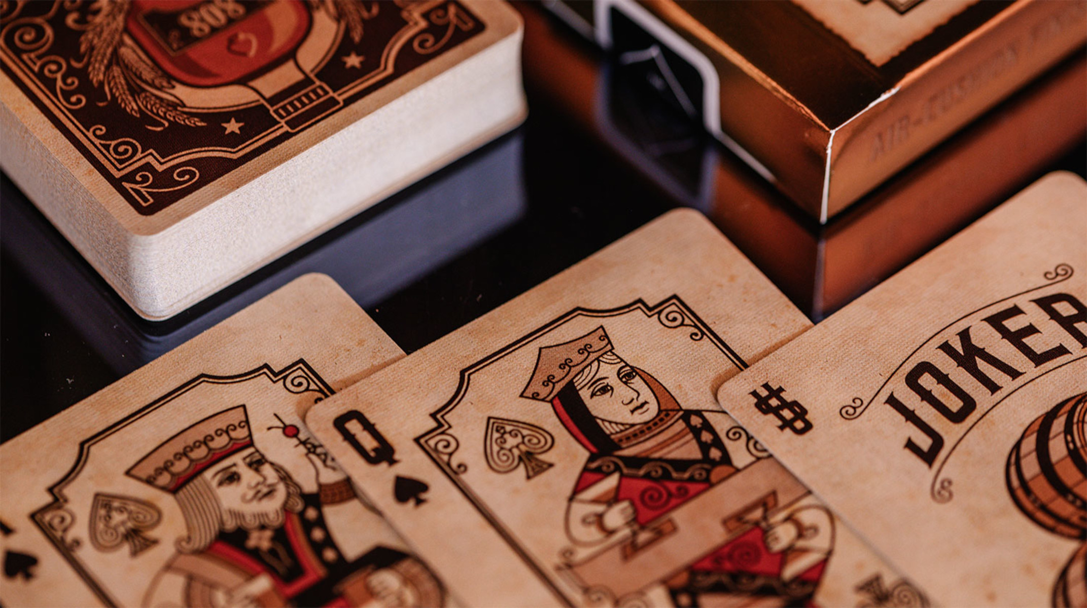 Spielkarten mit Vintage-Design. Karten enthalten Dame, Joker und andere Farben, mit einem Holzdeck.