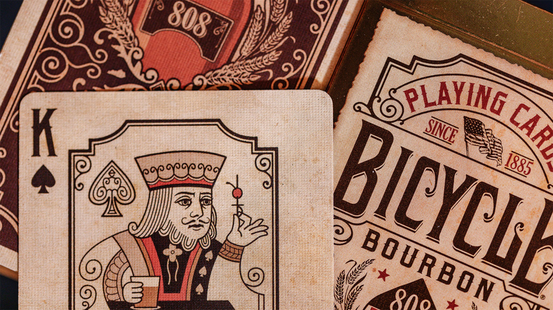 Spielkarten im Vintage-Design. Ein Pik-König ist sichtbar, und eine Bicycle Bourbon-Box ist oben.