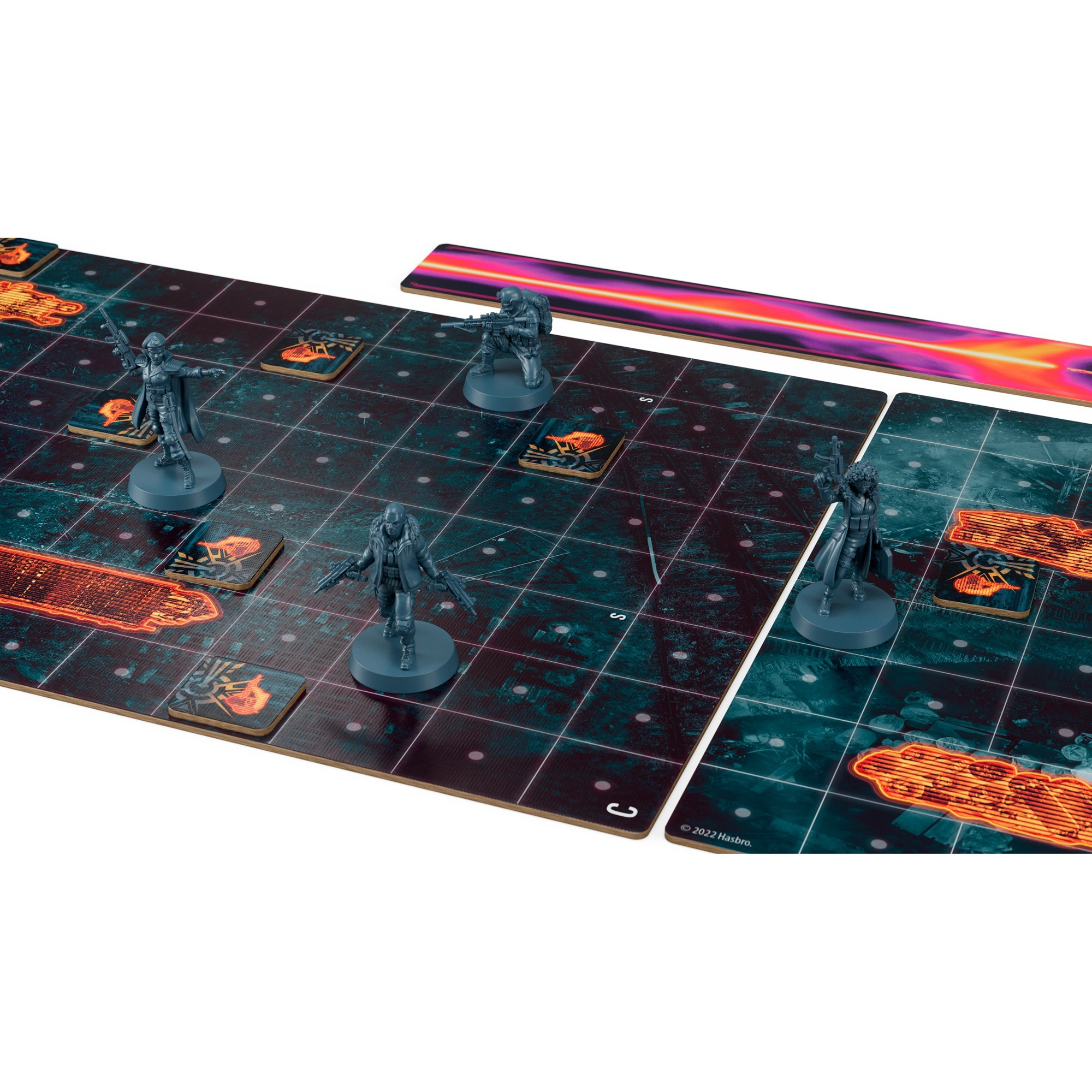 Brettspiel mit Figuren auf einem Raster, mit orangefarbenen und lila leuchtenden Elementen.