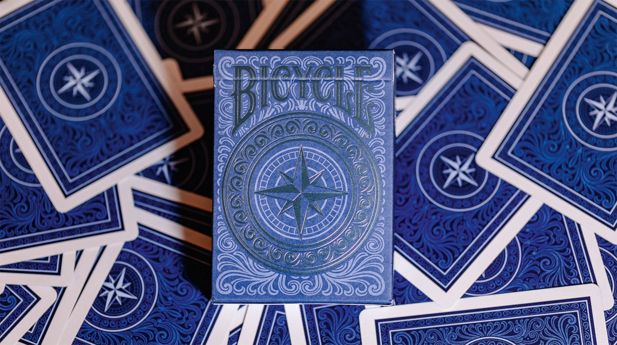 Blaues Deck Bicycle Spielkarten mit einem Kompassrosen-Design.