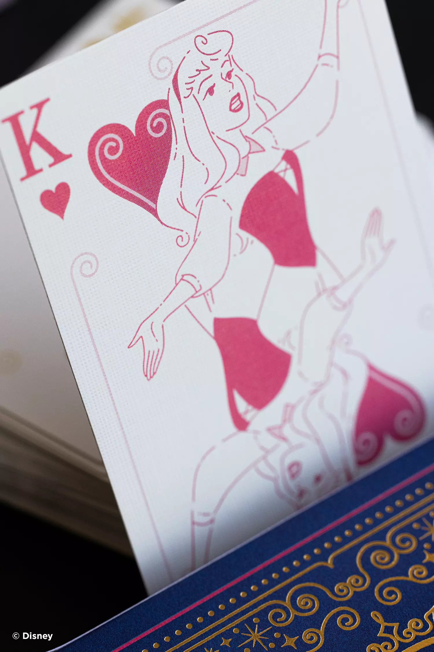 Spielkarte einer Prinzessin. Rosa und weiße Kunstwerke auf einer Karte, die Teil eines Decks ist.