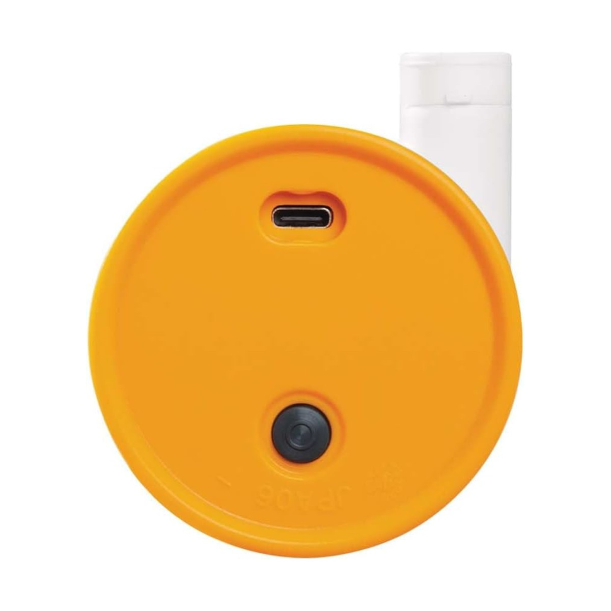 Ein orangefarbenes Ladepad mit einem USB-C-Anschluss und einem schwarzen Knopf. Ein weißer Zylinder ist ebenfalls vorhanden.