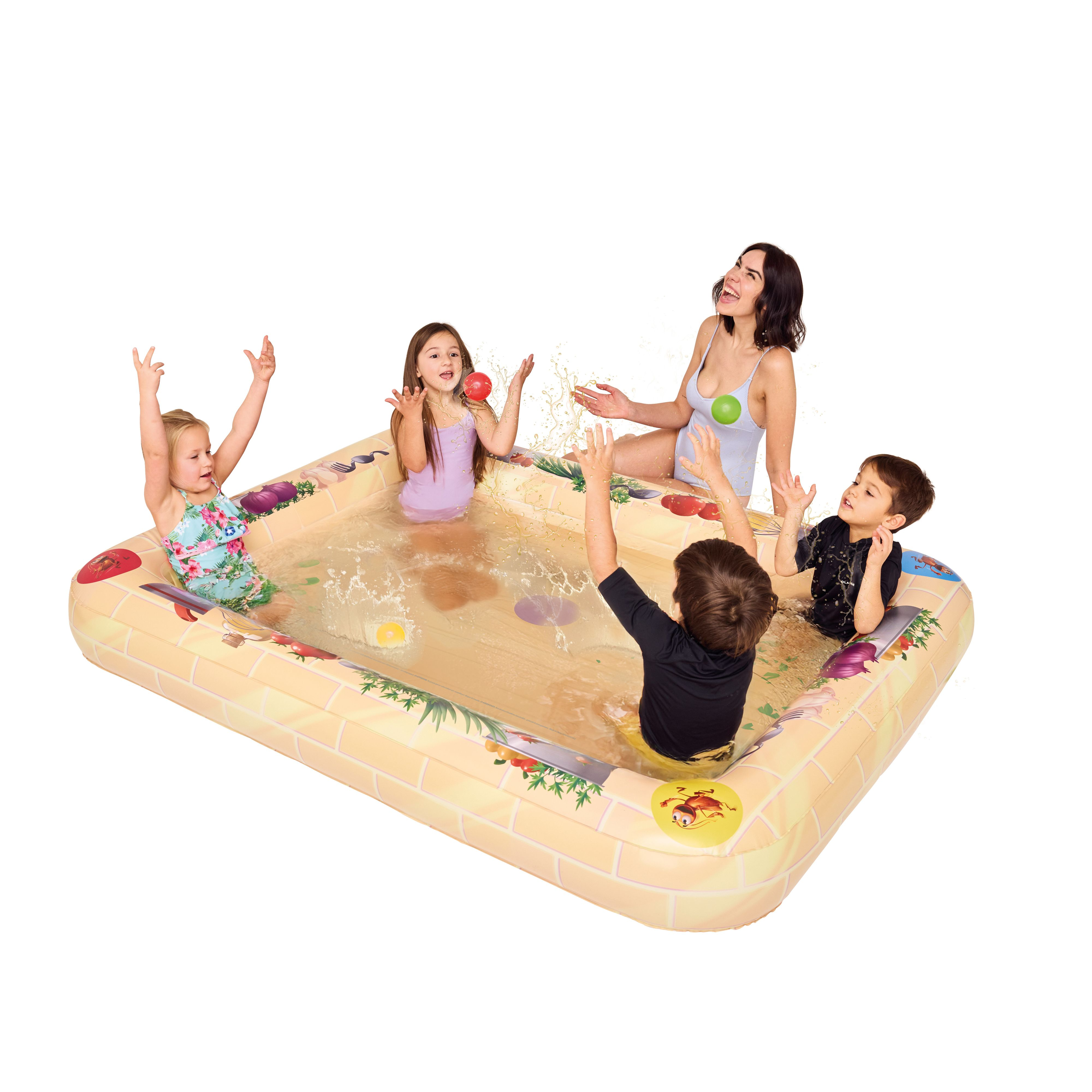 Kinder spielen in einem rechteckigen Pool mit einer Frau. Pool hat dekorative Elemente.