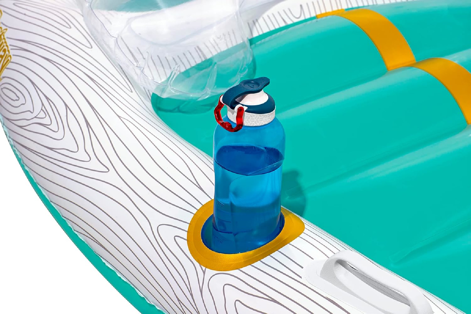 Eine blaue Wasserflasche in einem Halter auf einem Pool-Float mit weißem und Holzdekor. Türkis Wasser.