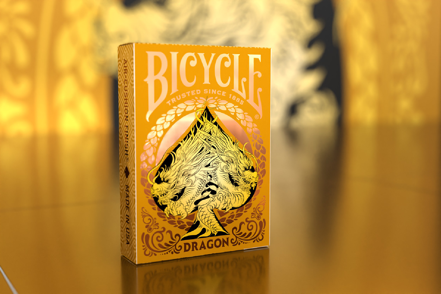 Ein Bicycle Dragon Spielkartenkarton, gold und orange mit Drachenillustration.