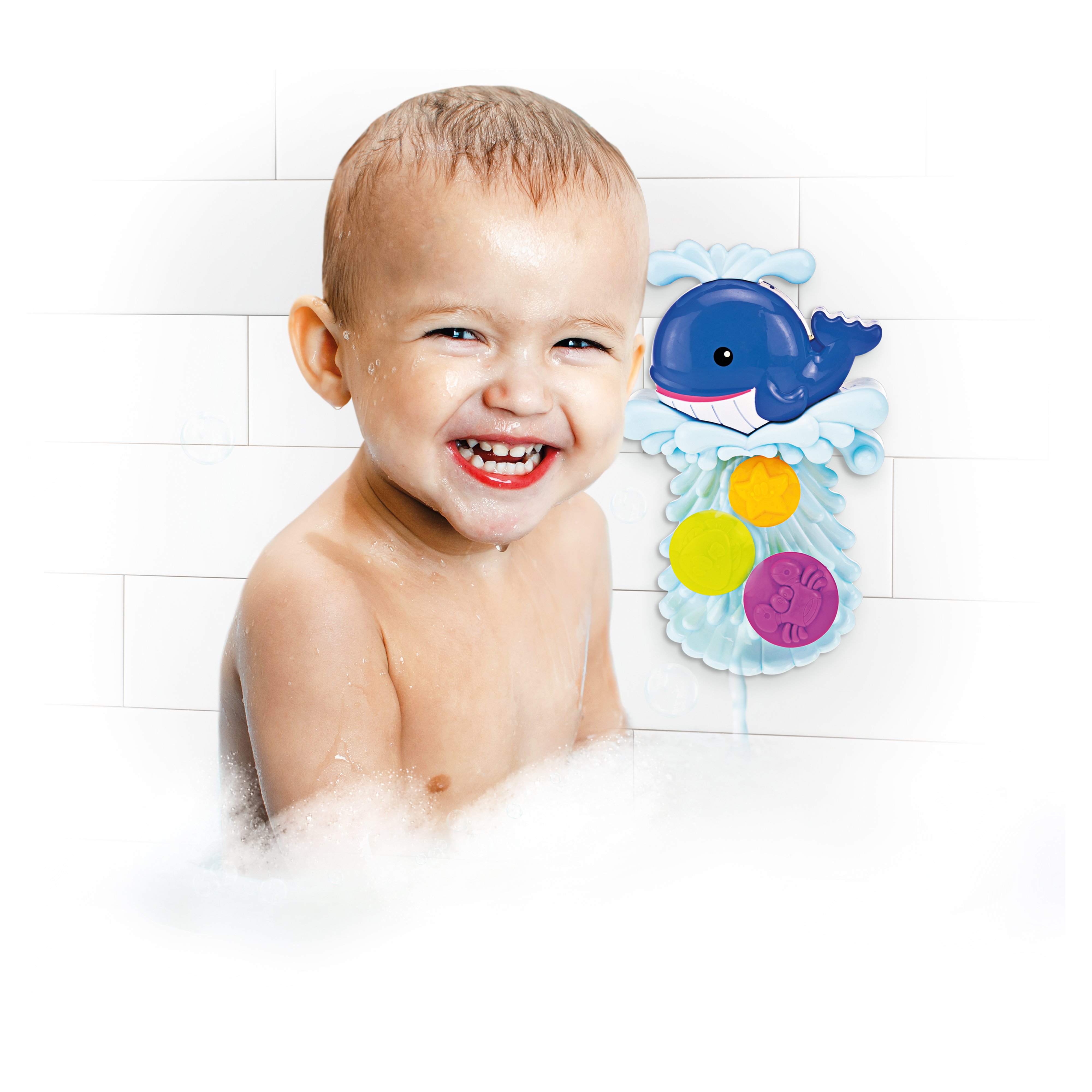 Fröhliches Baby in der Badewanne, blickt auf ein blaues Wal-Spielzeug.
