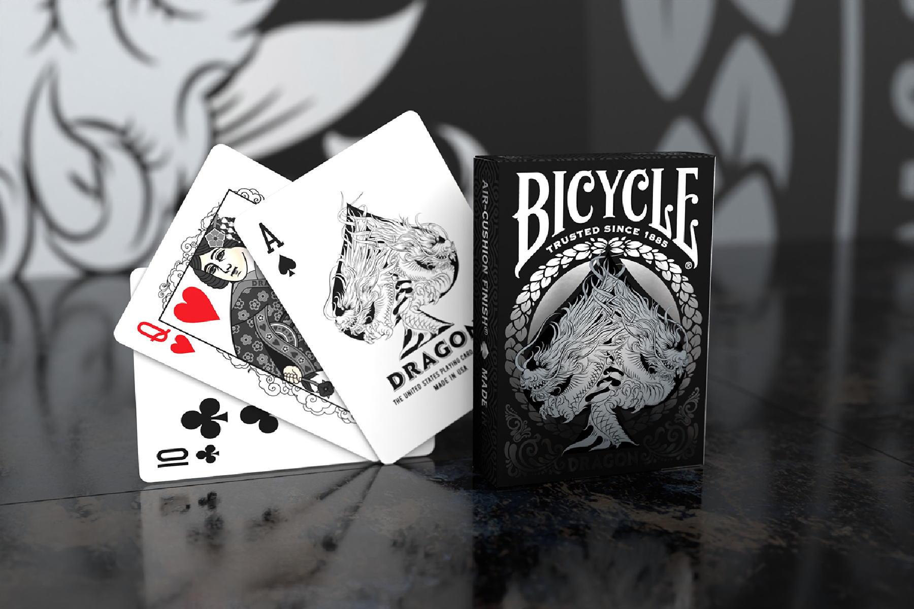 Bicycle Dragon Deck mit aufgefächerten Karten. Herz-Dame, Kreuz-Zehn und Pik-Ass.